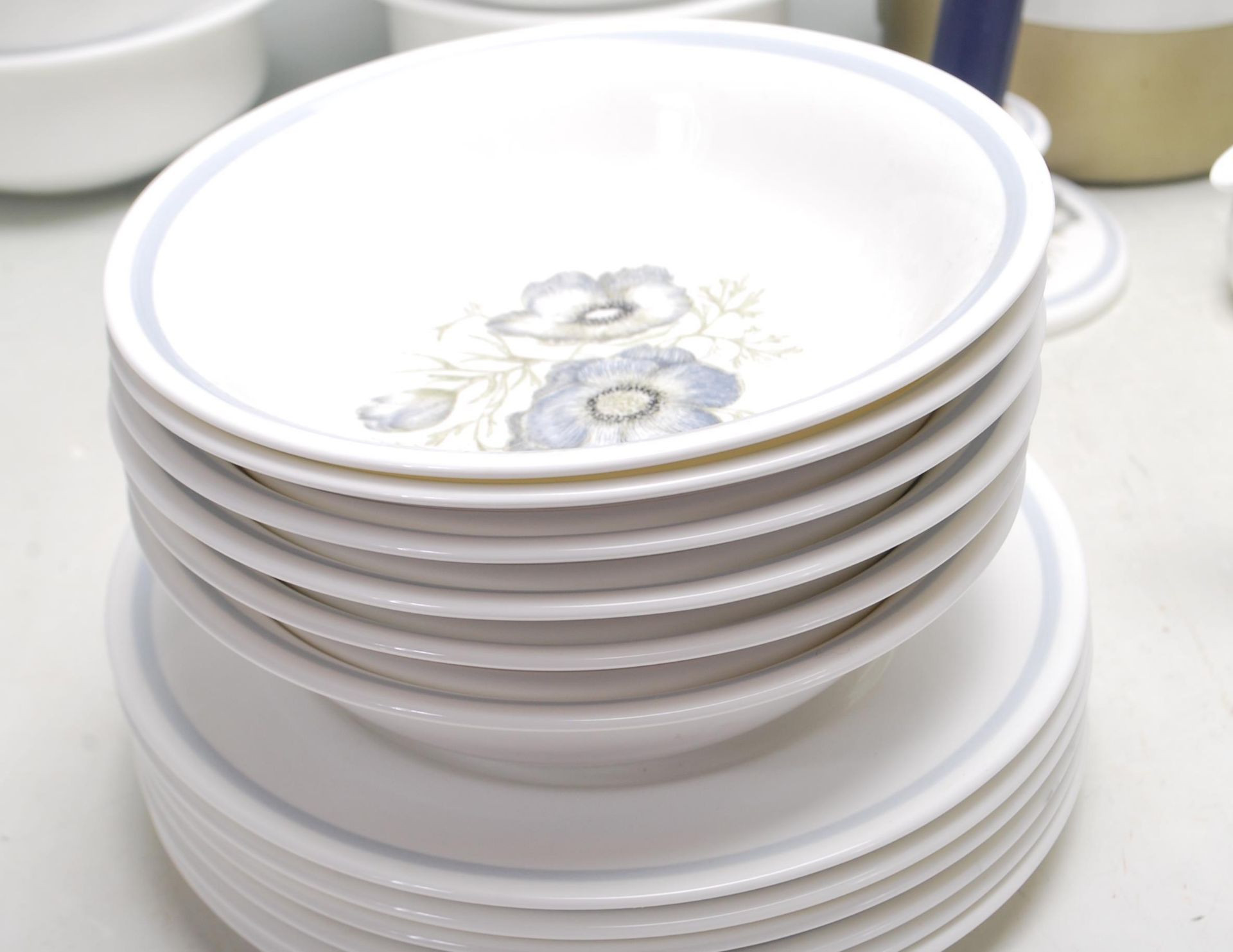 LARGE DINNER SERVICE BY WEDGWOOD - SUSIE COOPER DESIGN - Image 13 of 19