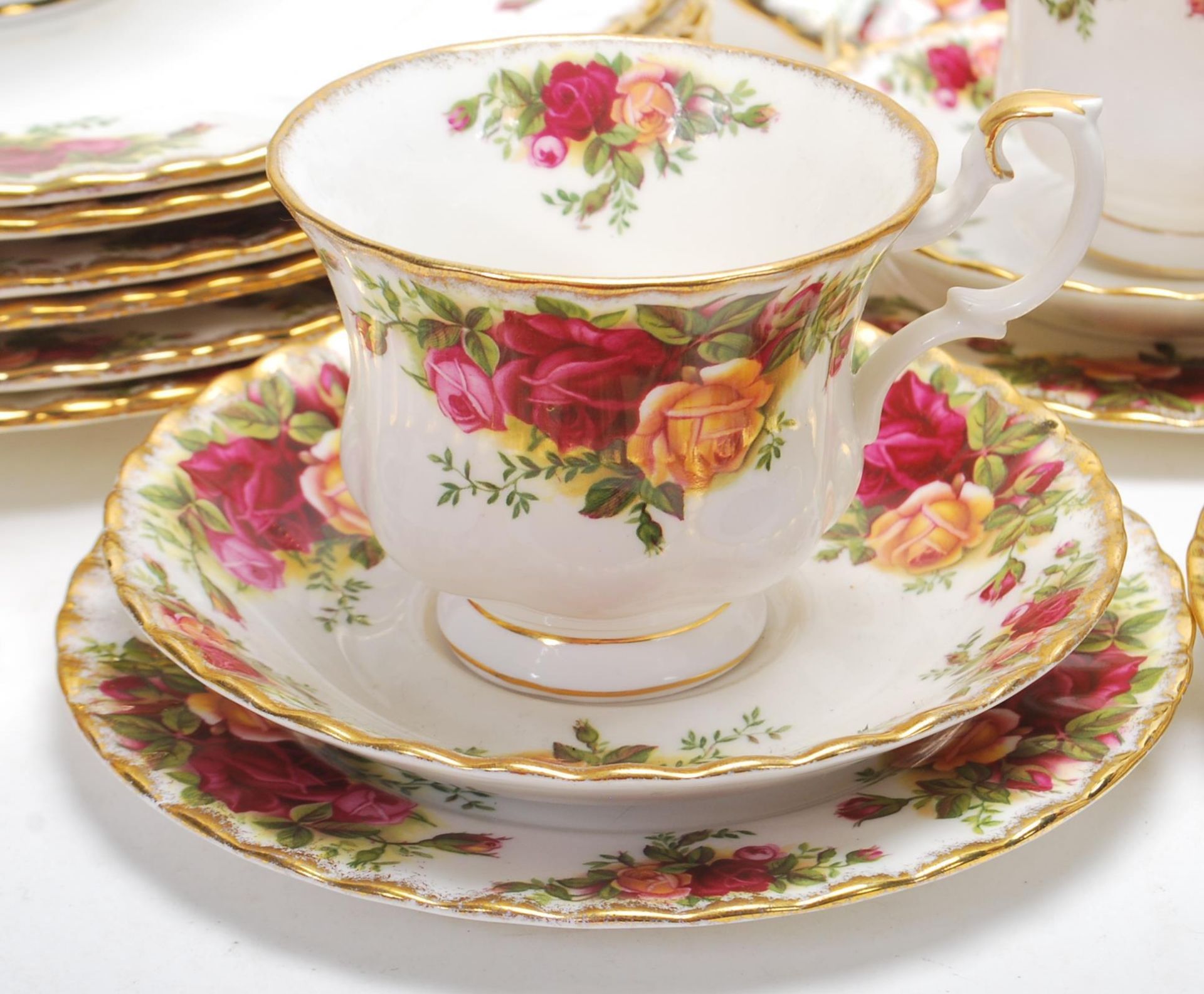 COLLECTION OF ROYAL ALBERT OLD COUNTRY ROSES CHINA - Bild 5 aus 9