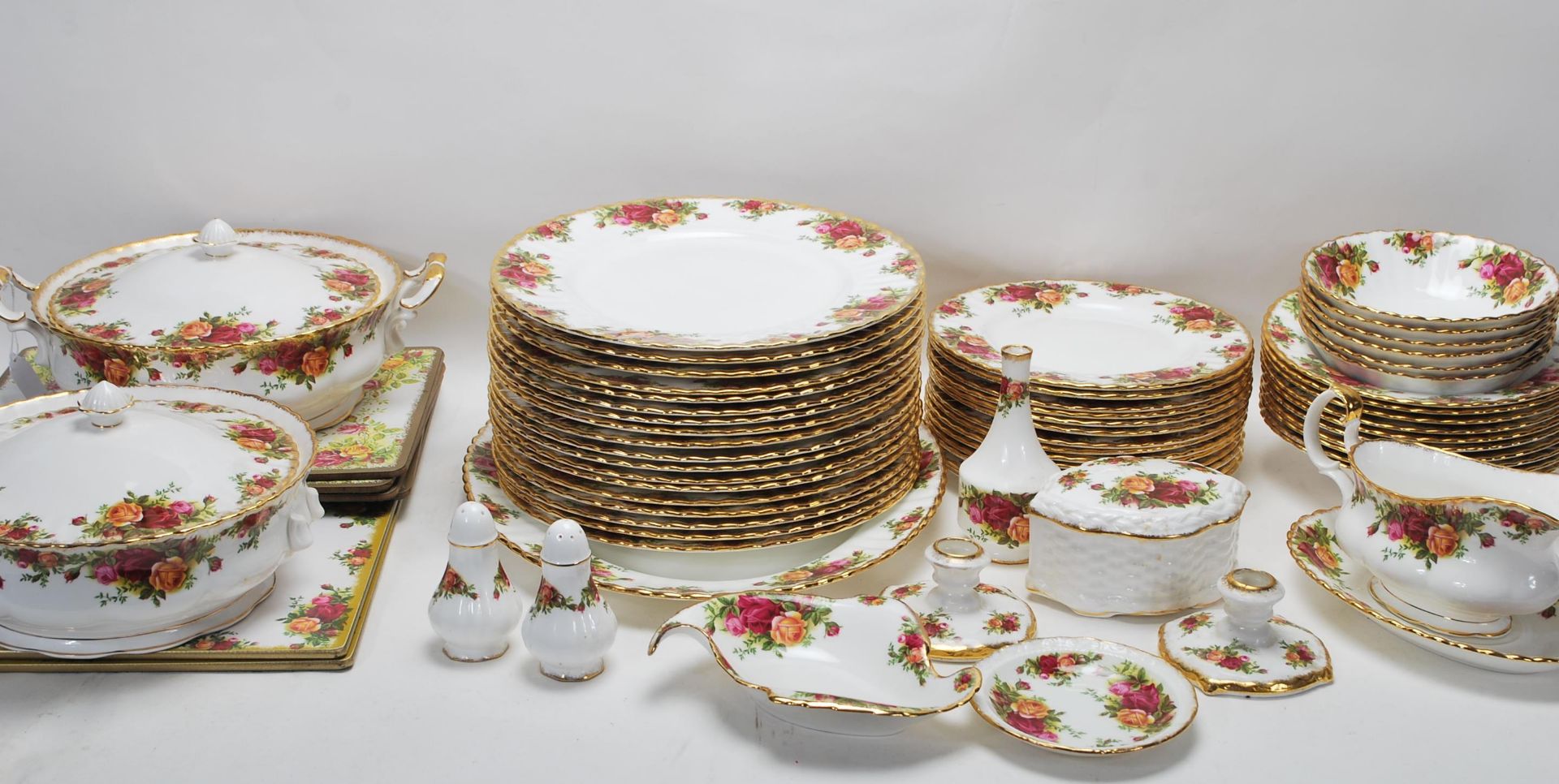 LARGE ROYAL ALBERT OLD CONTRY ROSES DINING SERVICE