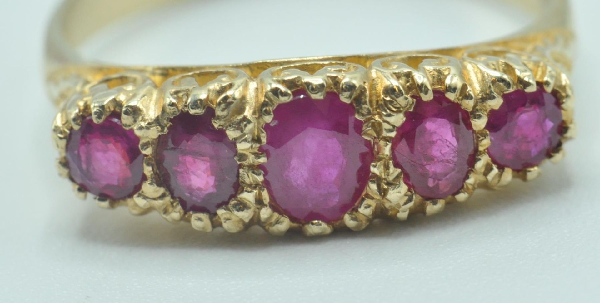 9CT GOLD AND PINK STONE FIVE STONE RING - Image 2 of 6