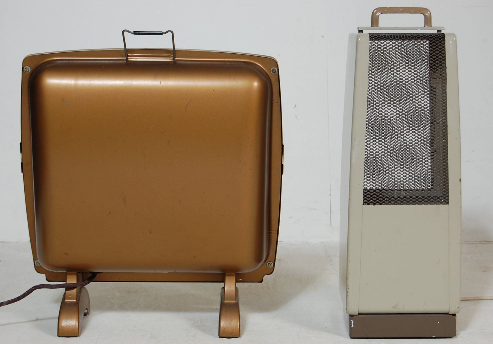 A GROUP OF TWO VINTAGE RETRO MID CENTURY HEATERS FINISHED IN ENAMELLED PAINT - Image 6 of 6