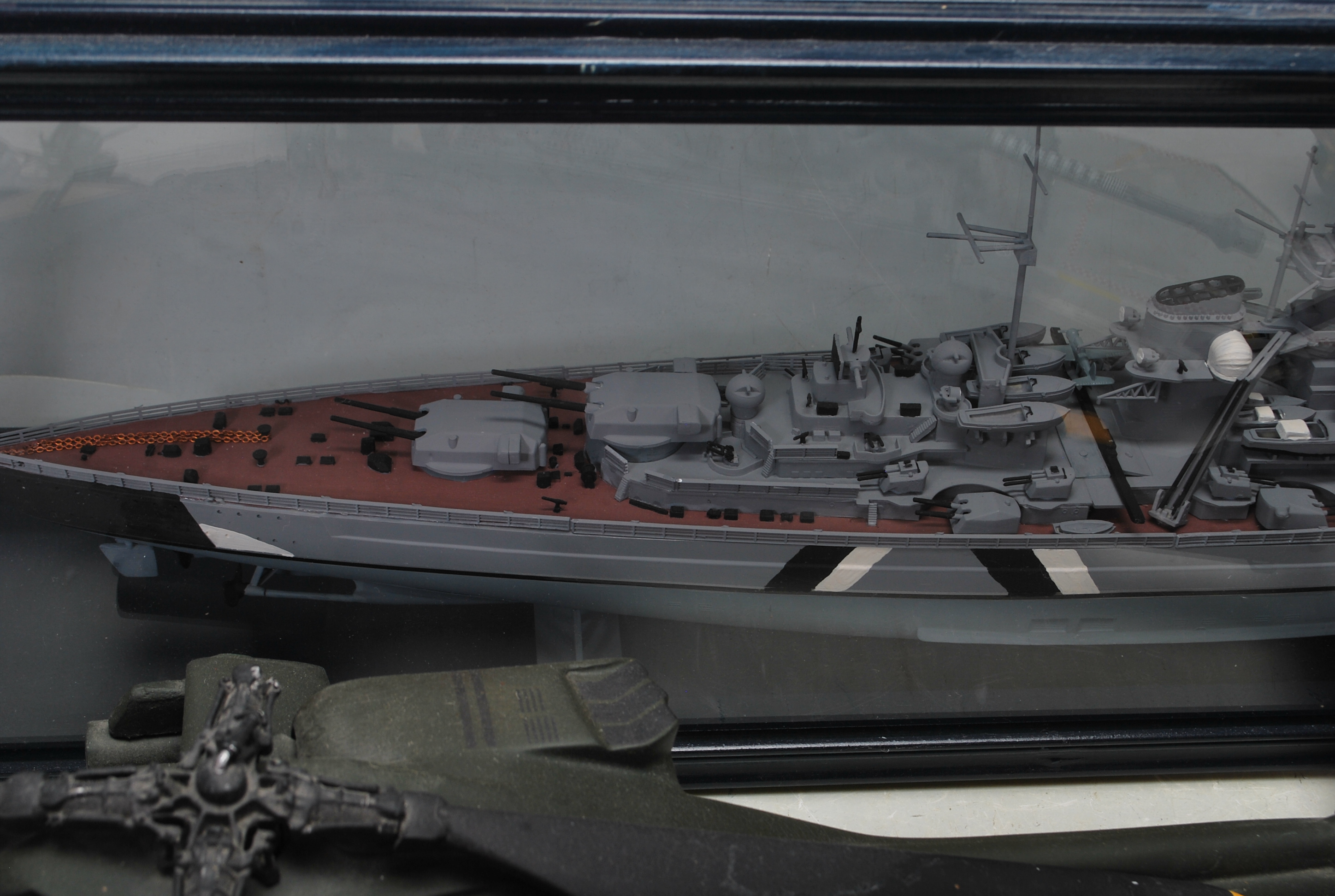 CASED MODEL OF BISMARCK / GNEISENAU AND OTHERS - Bild 8 aus 9