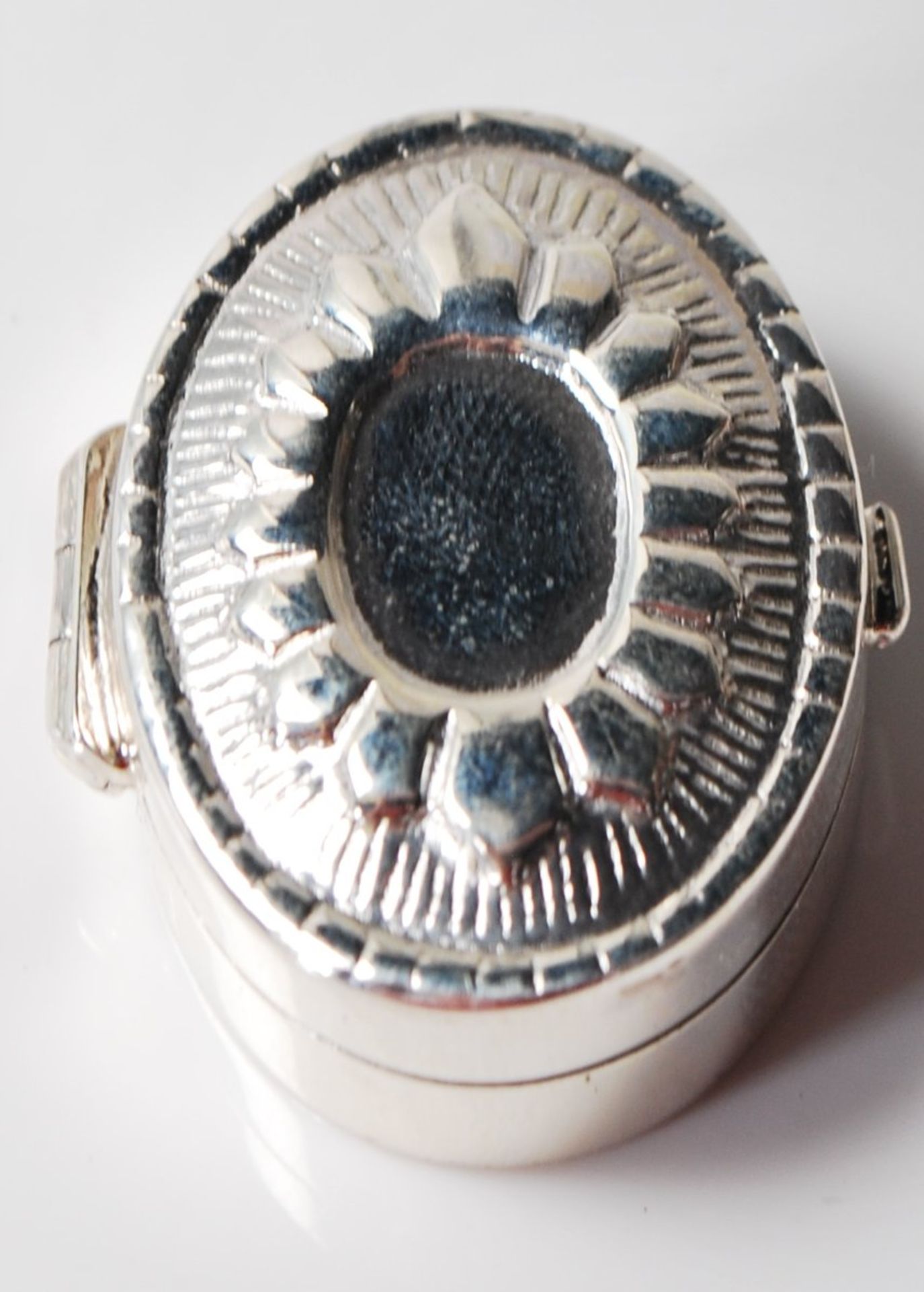 SILVER PILL BOX WITH REPOUSSE DECORATION TO THE LID - Image 2 of 5