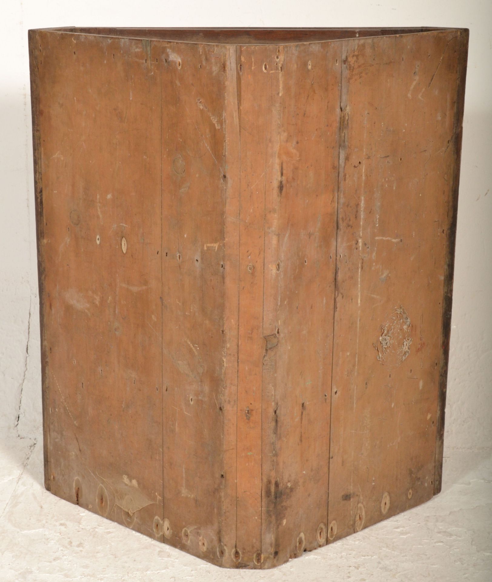 A George III 19th century country oak hanging corner cabinet - Image 6 of 6