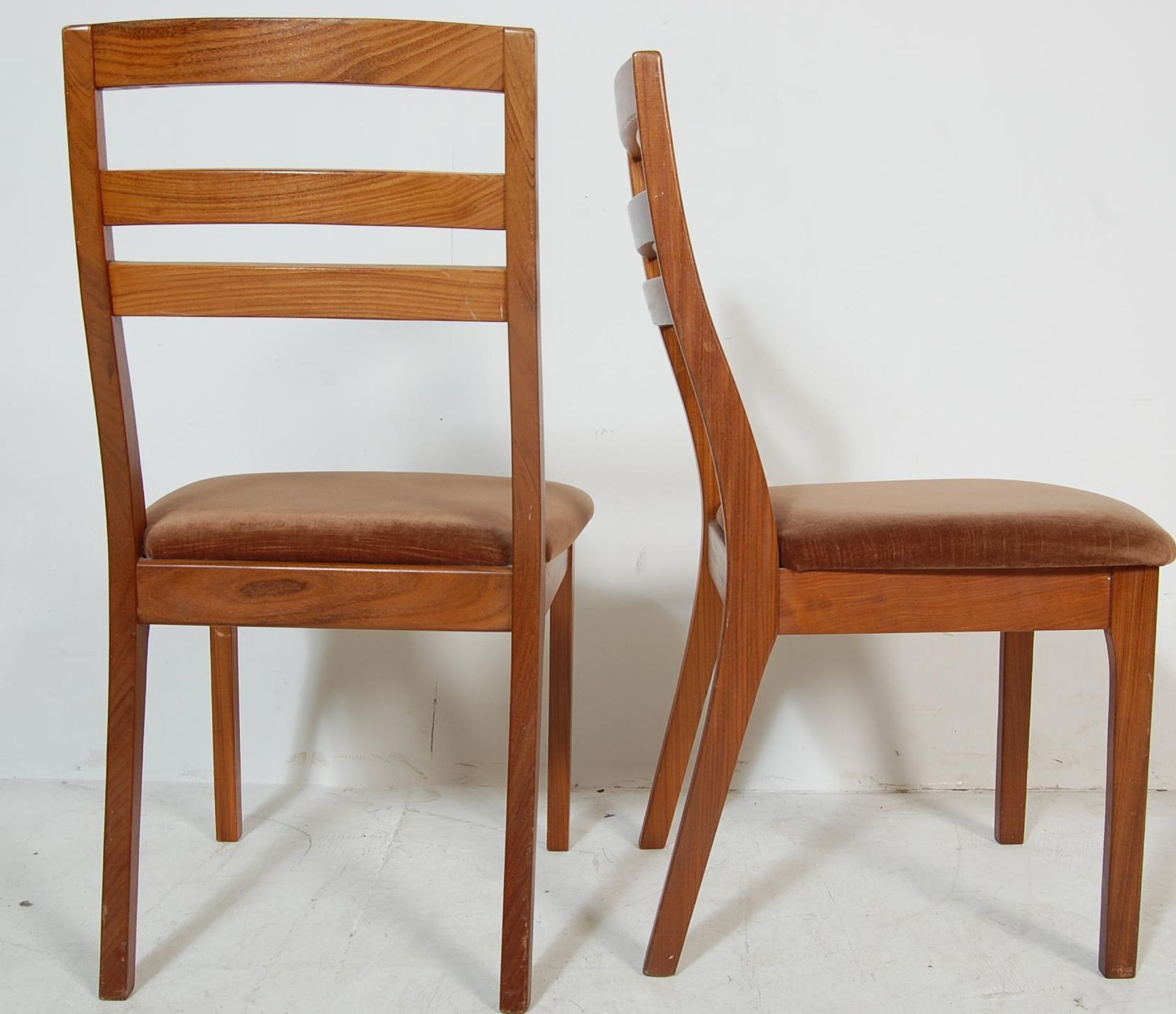 A VINTAGE 20TH CENTURY NATHAN TEAK WOOD OVAL DINING TABLE AND FOUR CHAIRS - Image 9 of 9