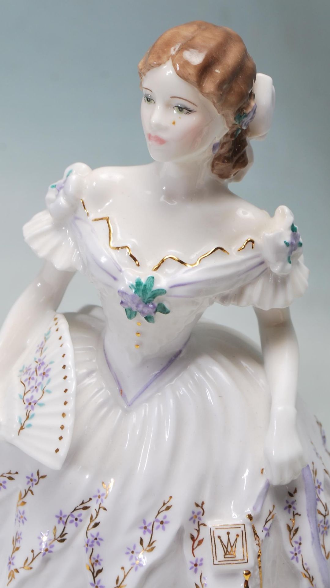 A THREE CERAMIC PORCELAIN LADY FIGURINES - ROYAL DOULTON - ROAYAL WORCESTER - COALPORT - Image 3 of 9