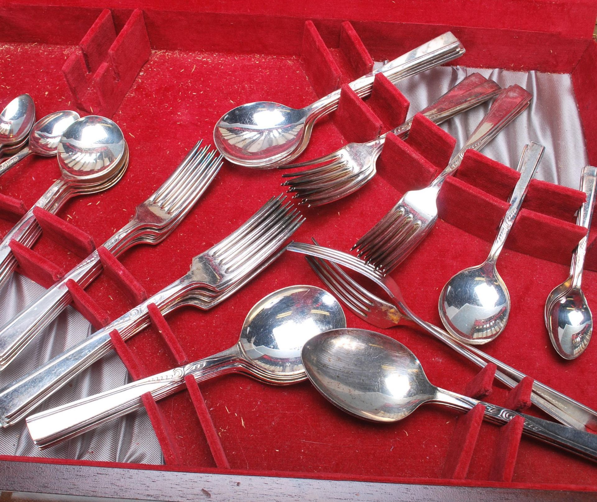 RETRO VINTAGE MID CENTURY 1950S SILVER PLATE CANTEEN OF CUTLERY BY VINERS - Image 4 of 8