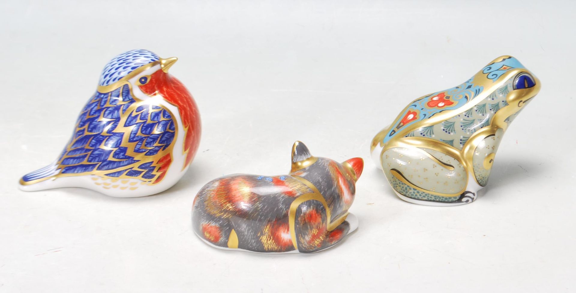 THREE ROYAL CROWN DERBY PAPERWEIGHT - CAT - FROG - BIRD - Image 3 of 7