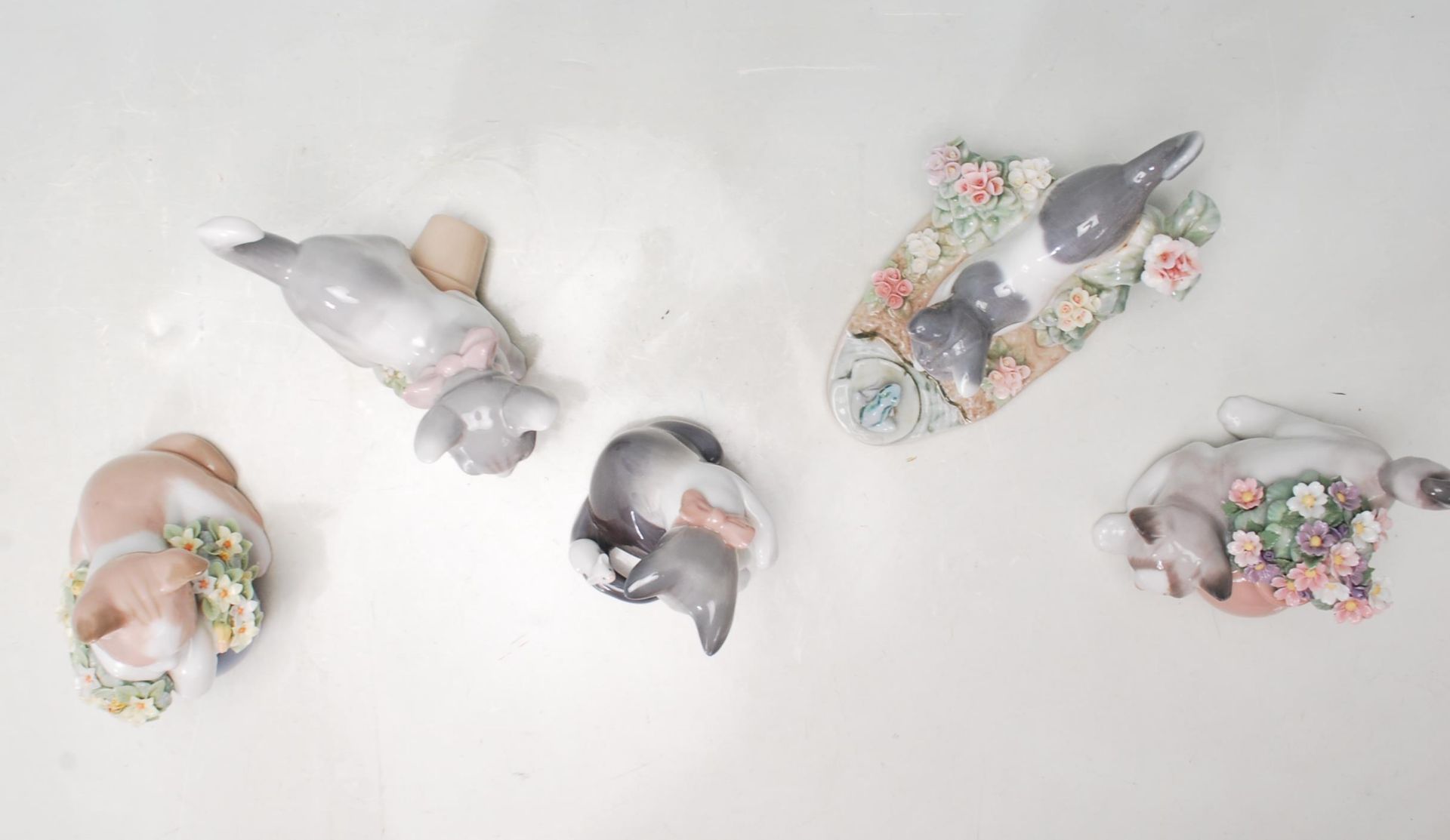 A COLLECTION OF LLADRO FIGURINES IN THE FORM OF CATS PLAYING. - Bild 2 aus 8