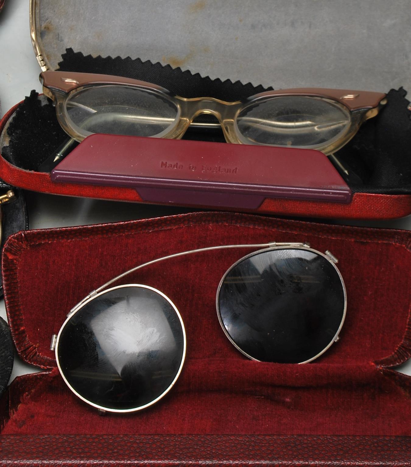 LARGE QUANTITY OF ANTIQUE AND VINTAGE SPECTACLES - Image 5 of 8
