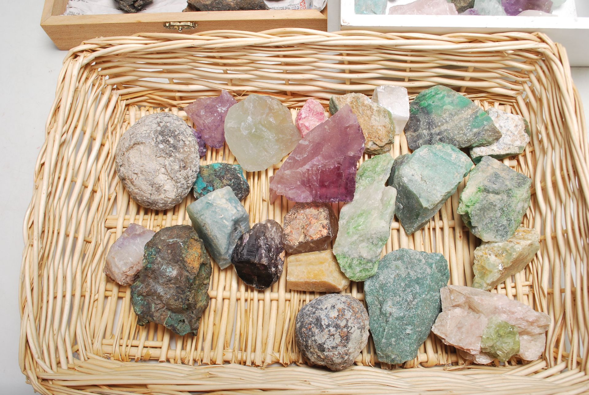 LARGE QUANTITY OF VINTAGE MINERAL CRYSTALS - Image 8 of 11