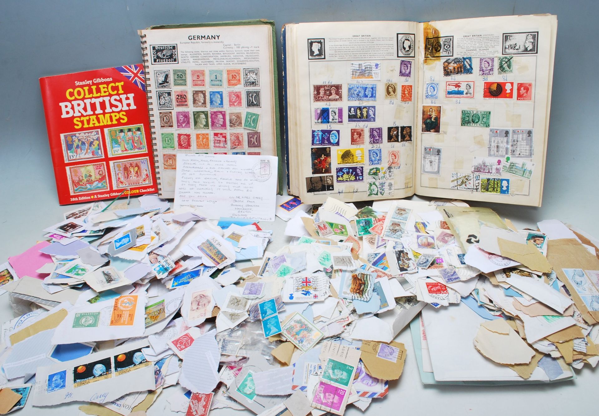LARGE COLLECTION OF VINTAGE INTERNATIONAL AND UK STAMPS