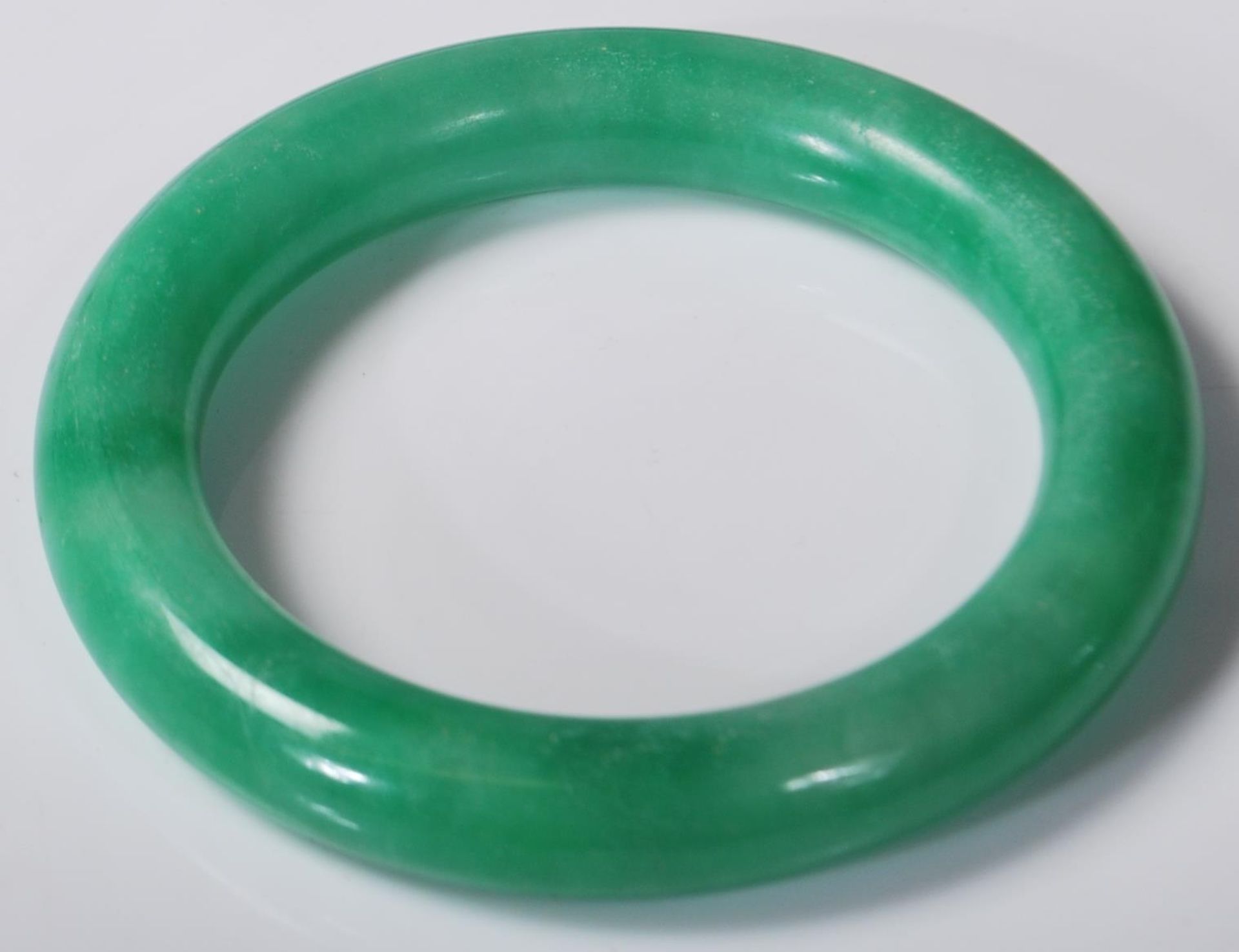 20TH CENTURY CHINESE JADE STYLE GREEN HARD STONE BANGLE - Image 3 of 5