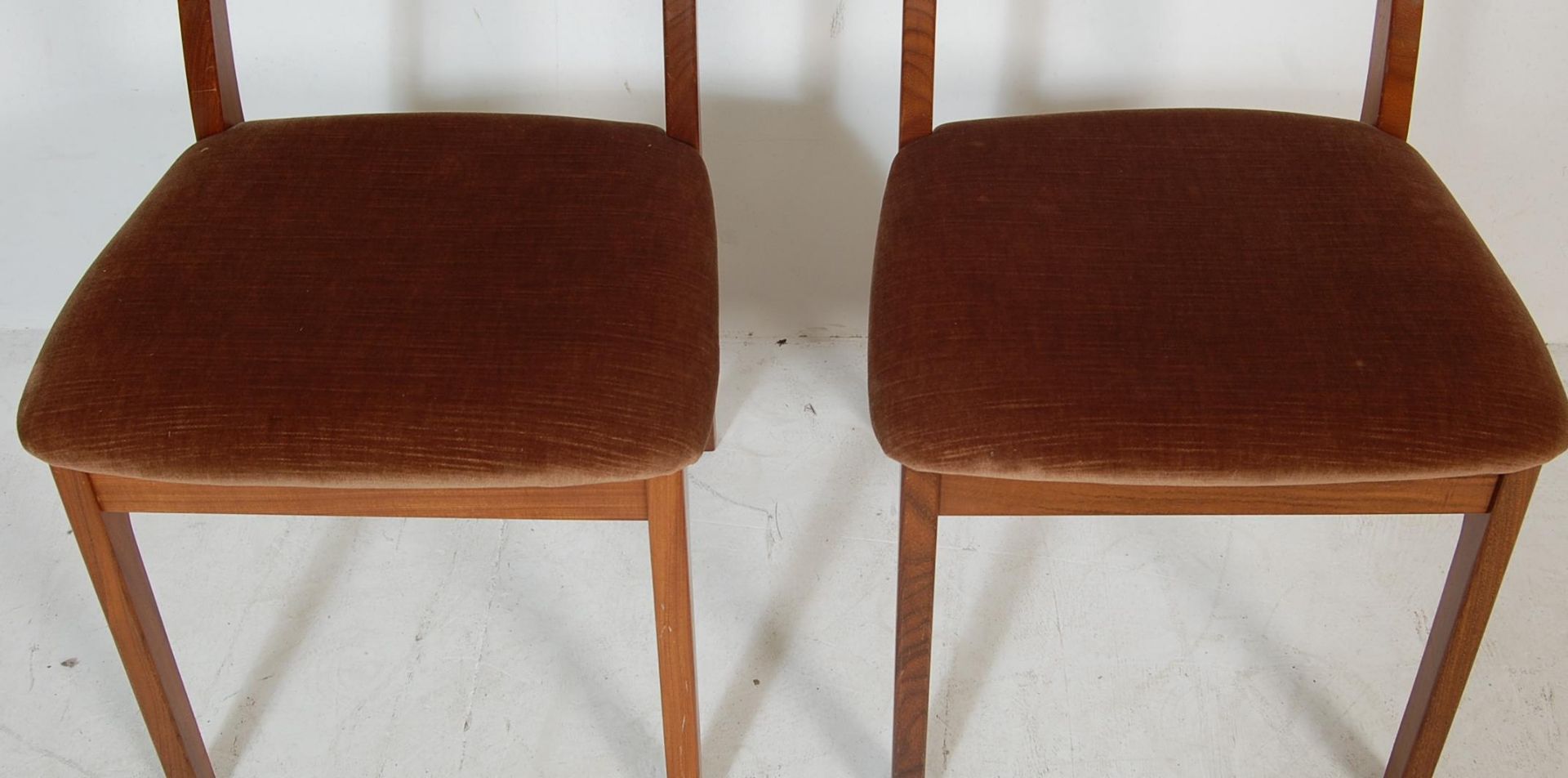 A VINTAGE 20TH CENTURY NATHAN TEAK WOOD OVAL DINING TABLE AND FOUR CHAIRS - Image 7 of 9