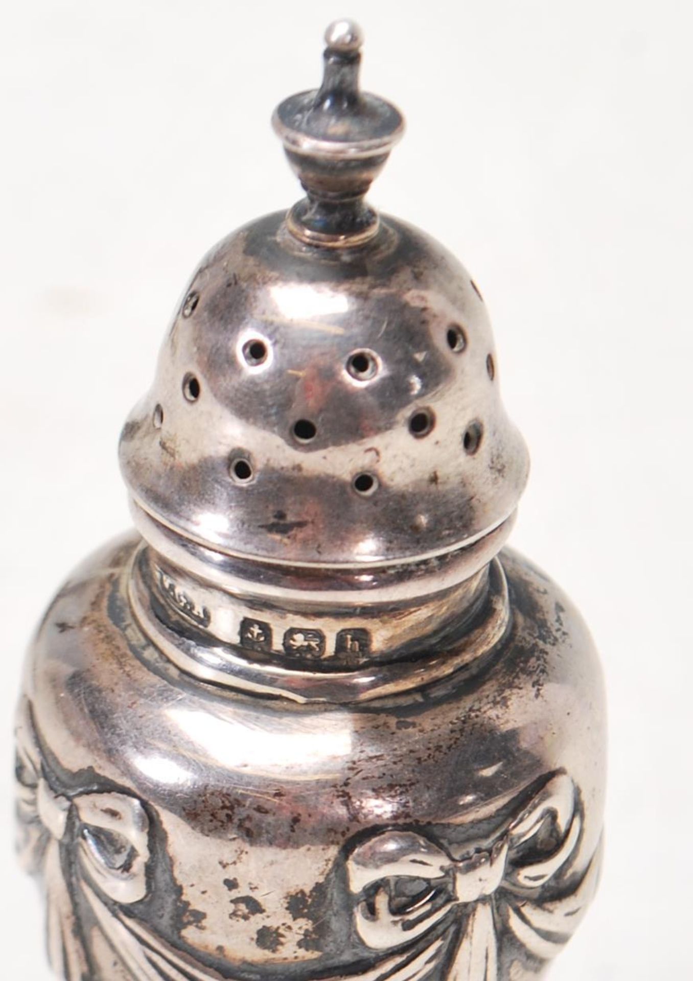 VICTORIAN 1901 SILVER AND CUT GLASS PERFUME BOTTLES TOGETHER WITH A SILVER SHAKER - Image 3 of 7