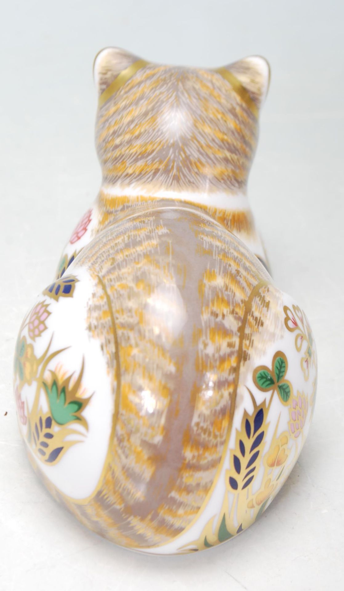 ROYAL CROWN DERBY COTTAGE CAT PAPERWEIGHT WITH GOLD STOPPER - Image 4 of 5