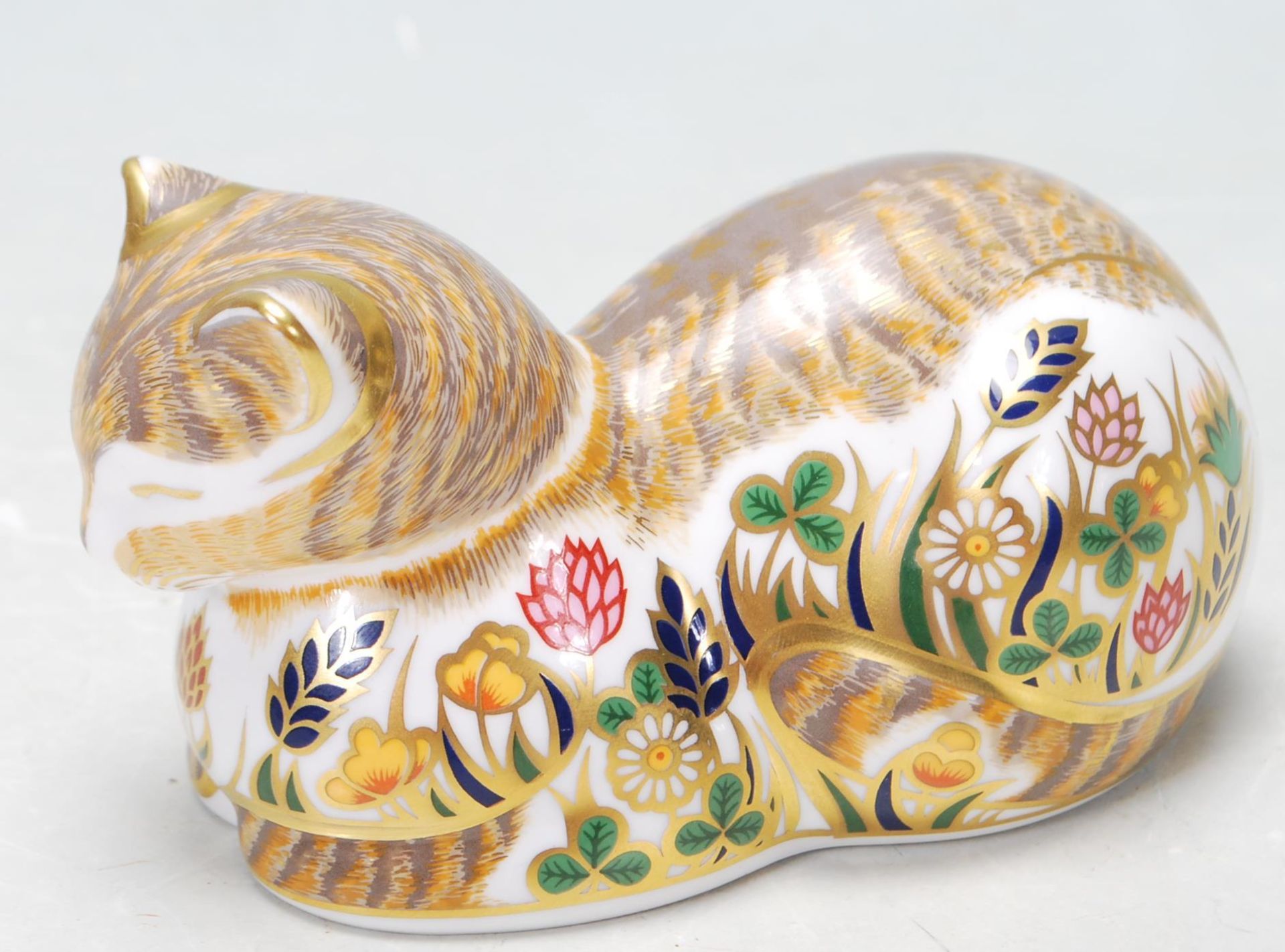 ROYAL CROWN DERBY COTTAGE CAT PAPERWEIGHT WITH GOLD STOPPER