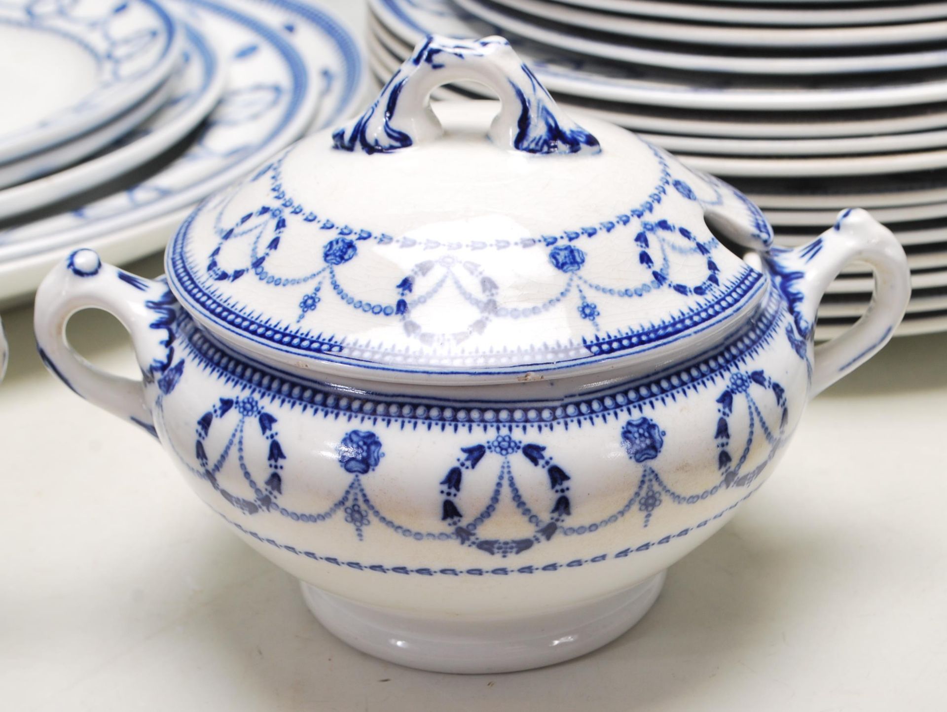 20TH CENTURY BLUE AND WHITE CRESCENT WARE DINING SERVICE - Image 3 of 7