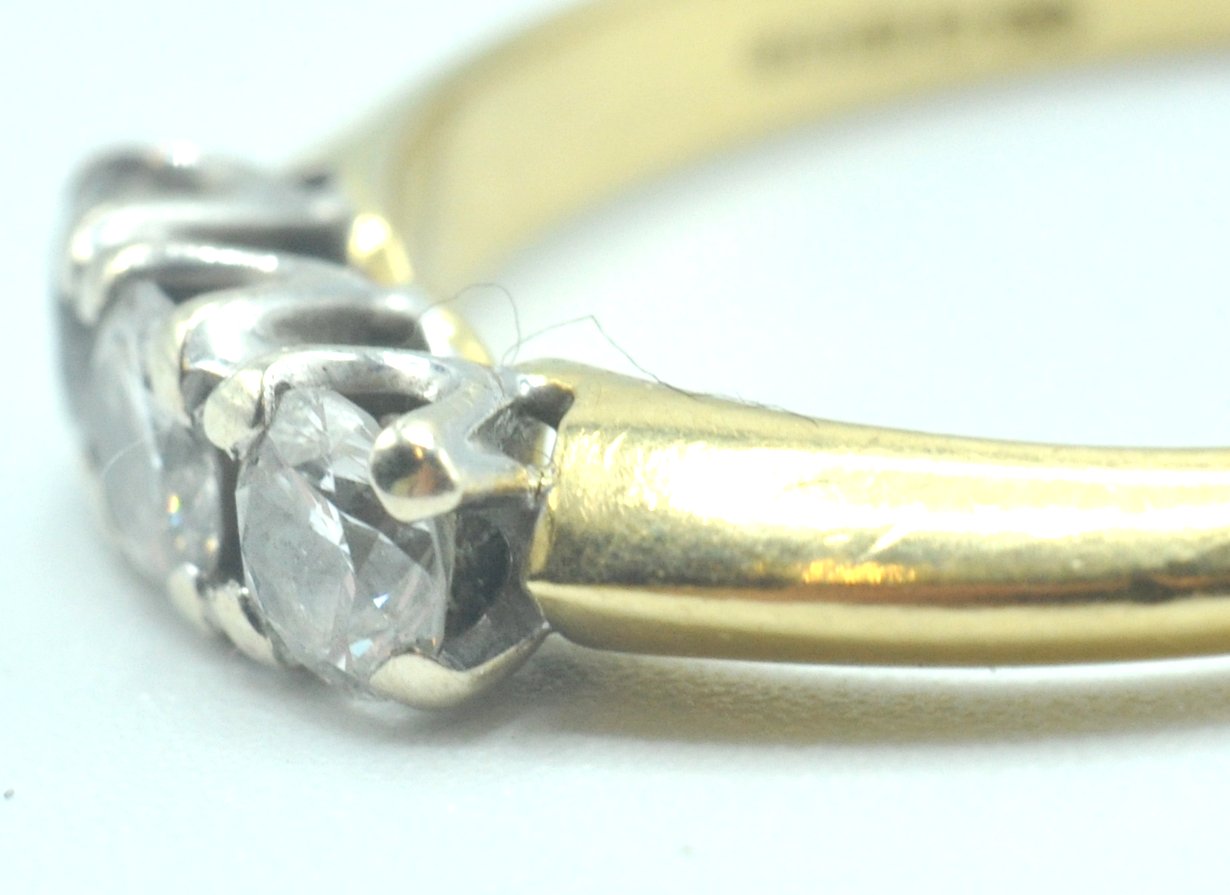 CONTEMPORARY 18CT GOLD AND DIAMOND THREE STONE RING - Image 3 of 6