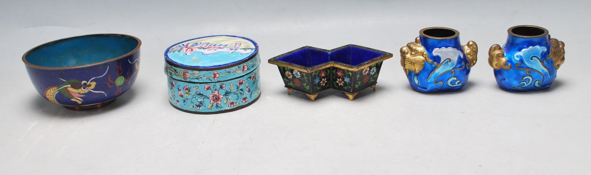 FIVE EARLY 20TH CENTURY CHINESE ENAMEL BOWLS - Image 3 of 5
