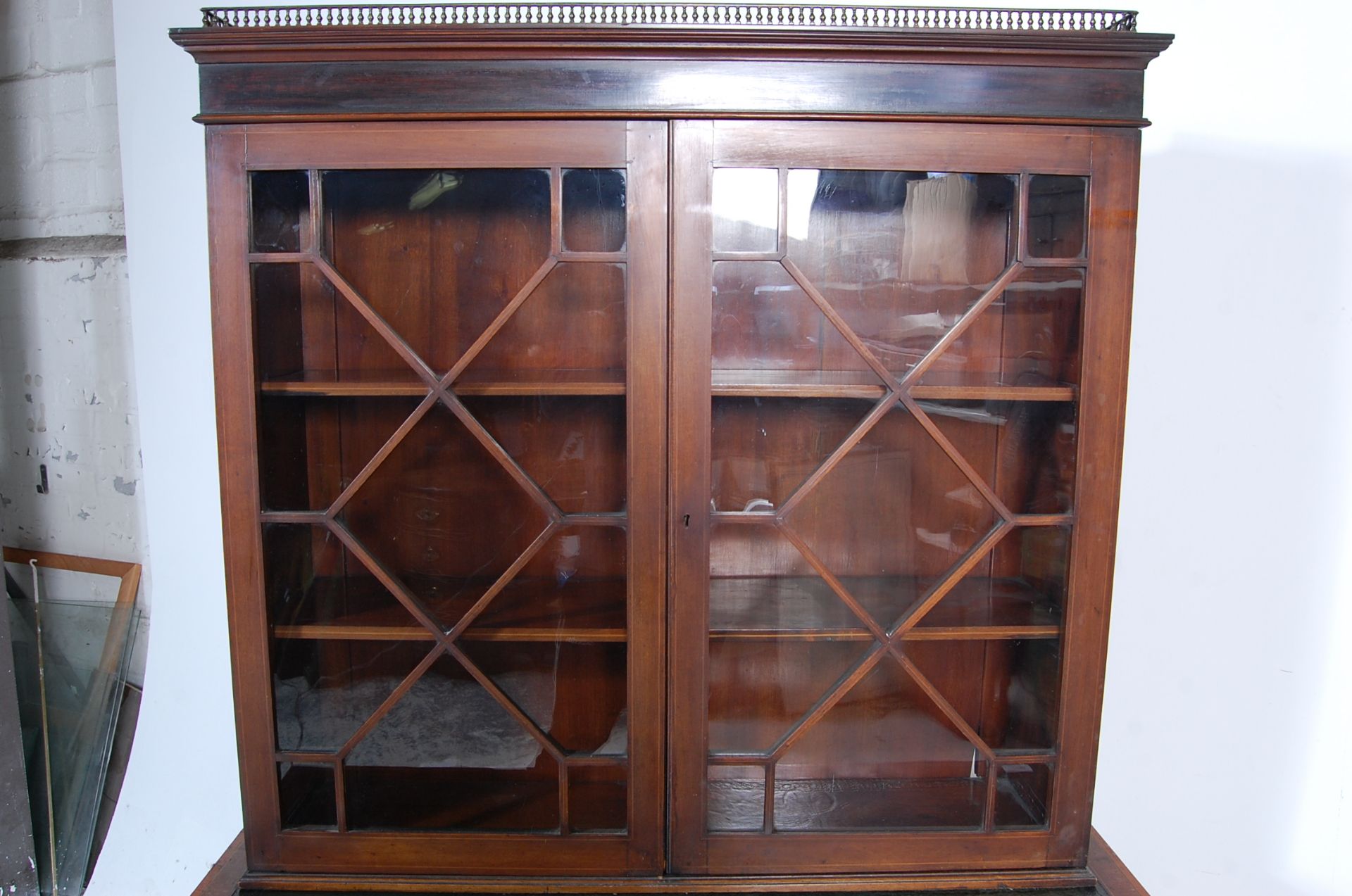 EDWARDIAN MAHOGANY AND LEATHER INLAID WRITING DESK, TOGETHER WITH MATCHING BOOKCASE. - Bild 3 aus 7