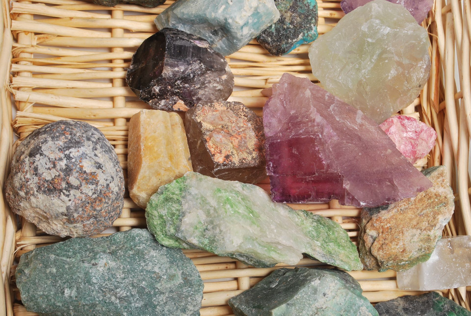 LARGE QUANTITY OF VINTAGE MINERAL CRYSTALS - Image 10 of 11