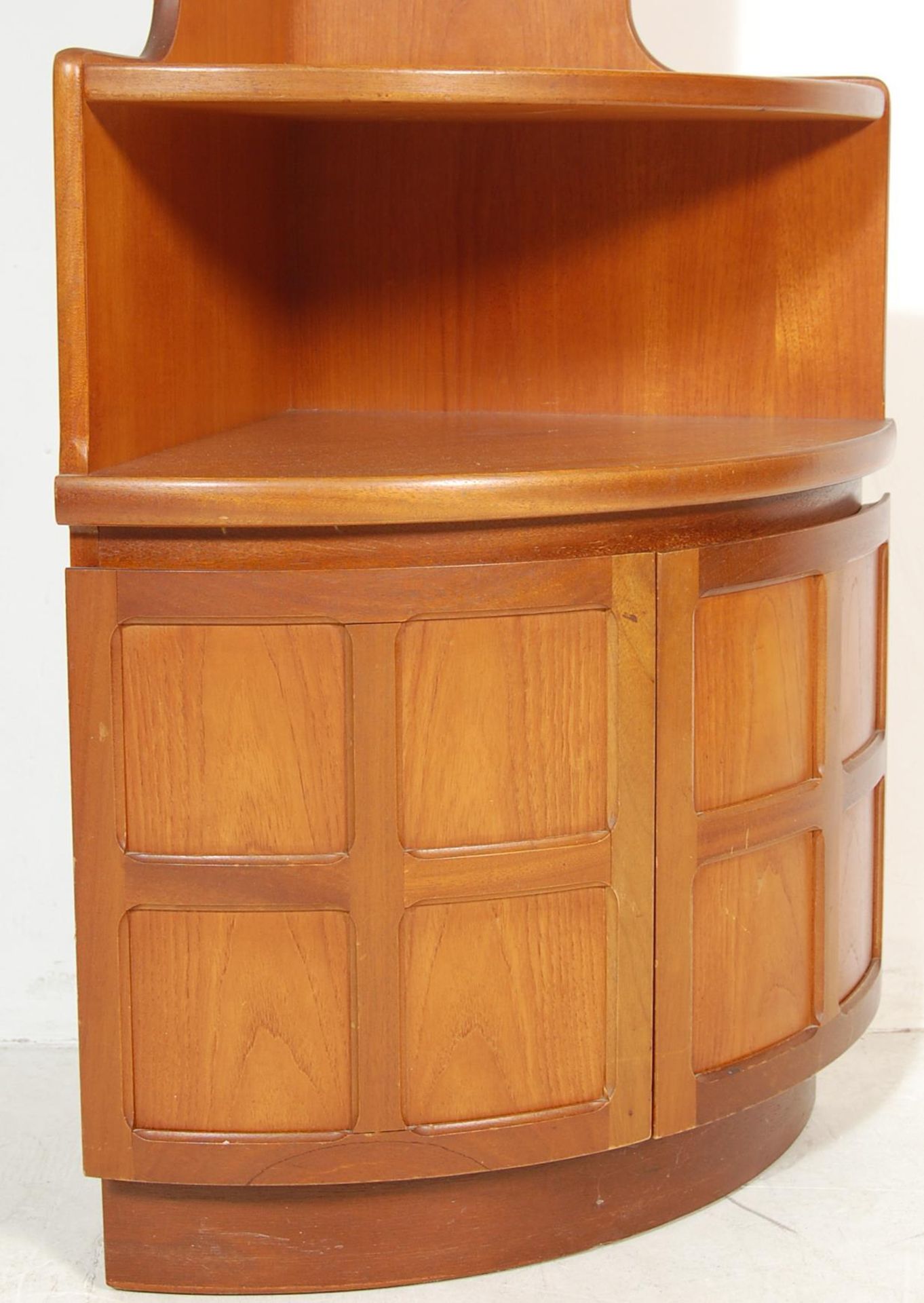 RETRO VINTAGE 20TH CENTURY TEAK WOOD CORNER CUPBOARD BY NATHAN - Image 3 of 5