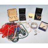 A GROUP OF VINTAGE COSTUME JEWELLERY