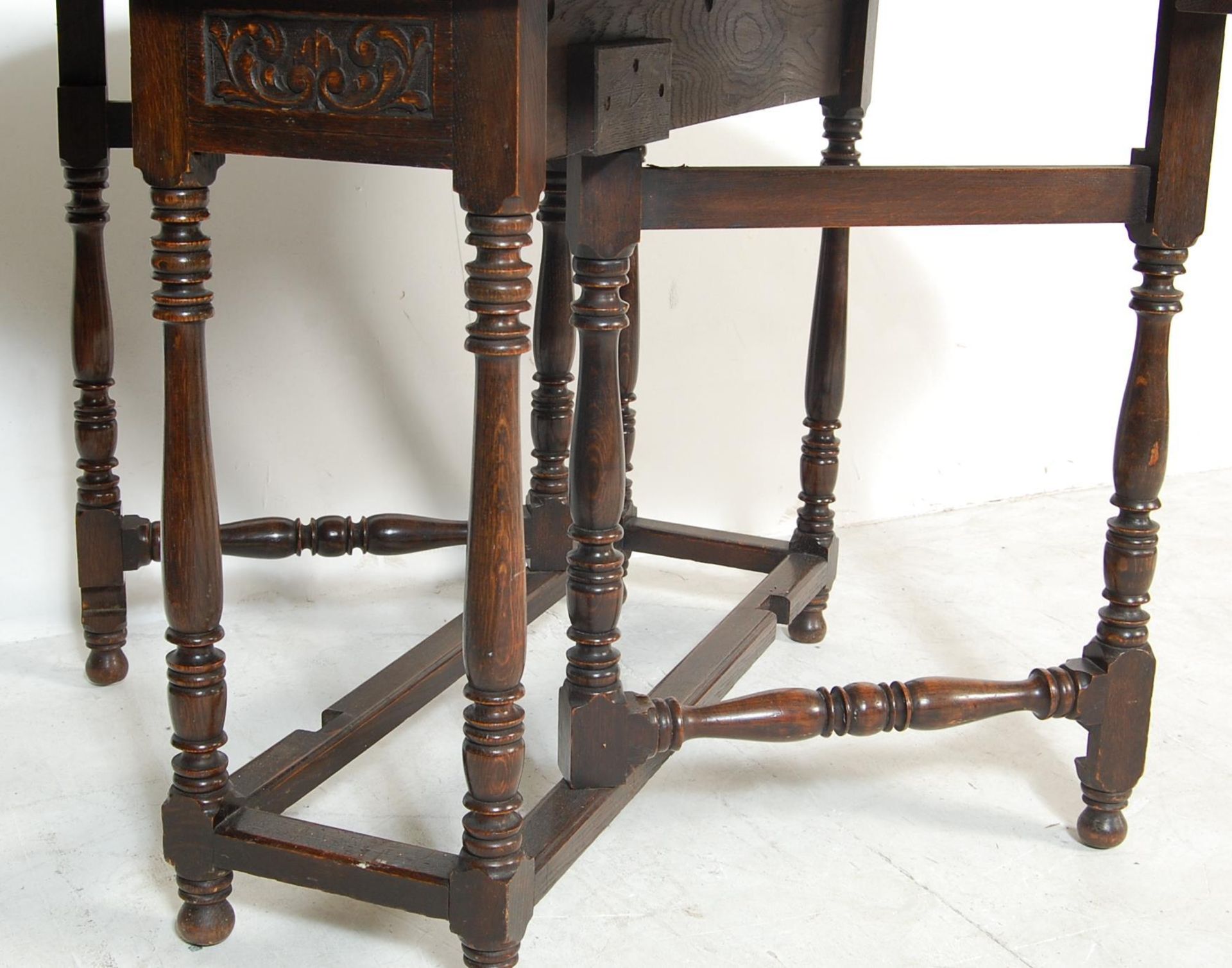 20TH CENTURY JACOBEAN STYLE DROP LEAF OAK TABLE / DINING TABLE - Image 4 of 5