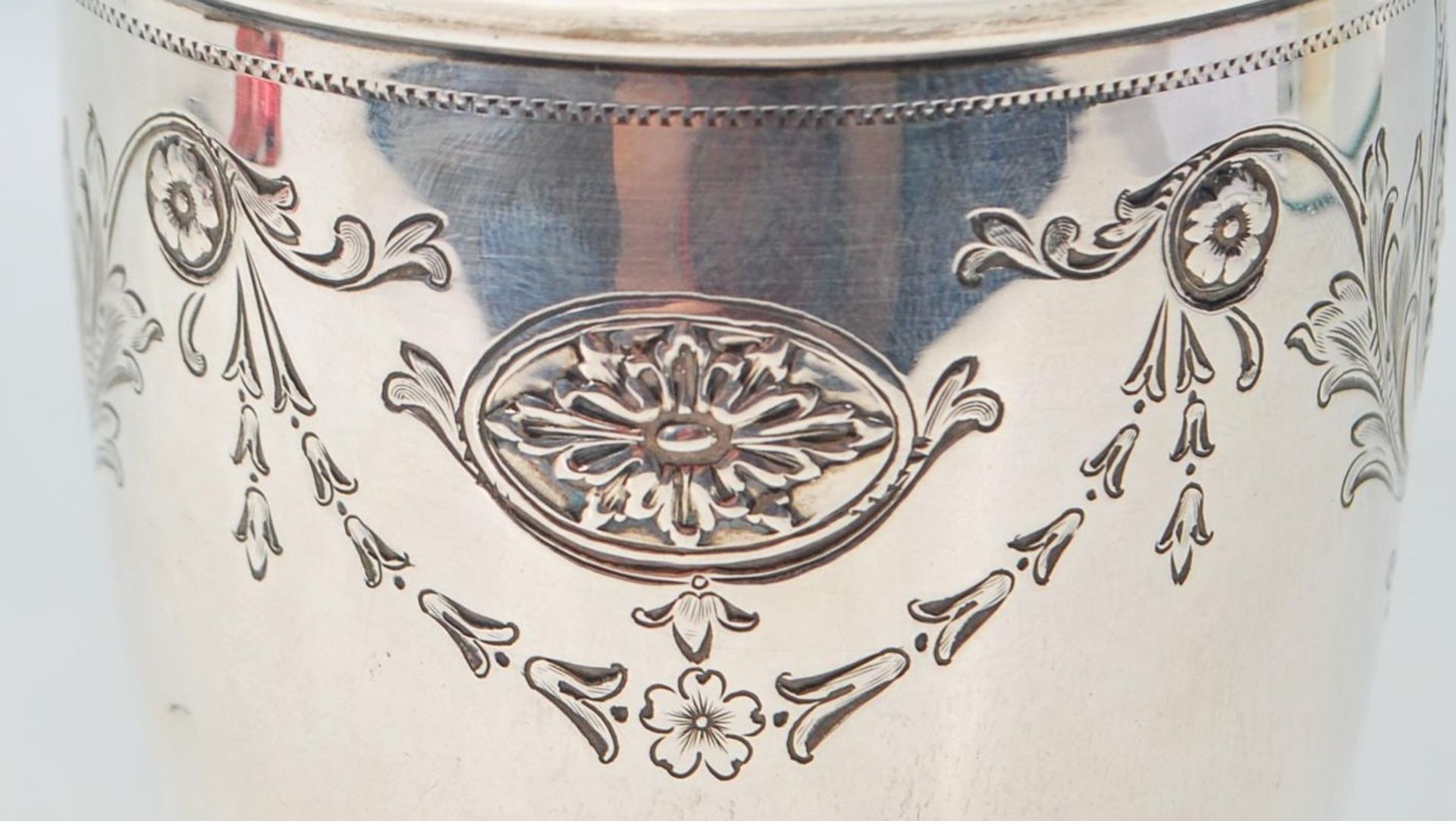 AMERICAN SILVER SUGAR SHAKER WITH REPOUSSE DECORATION - Image 4 of 6