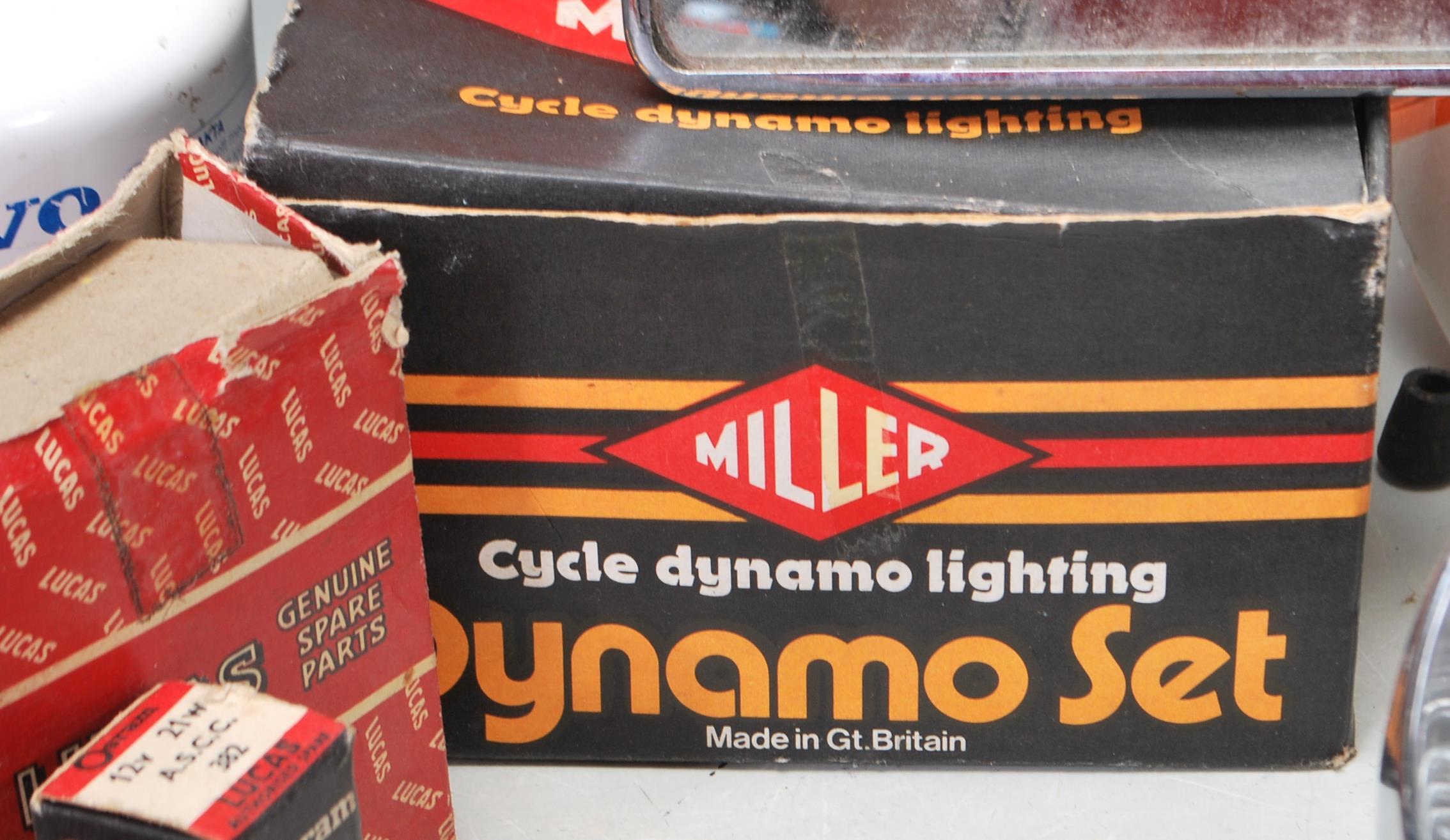 A LARGE QUANTITY OF AUTOMOBILE / AUTOMOTIVE / TRANSPORT RELATED ITEMS TO INLUDE SPARE PARTS, BULBS - Image 8 of 9