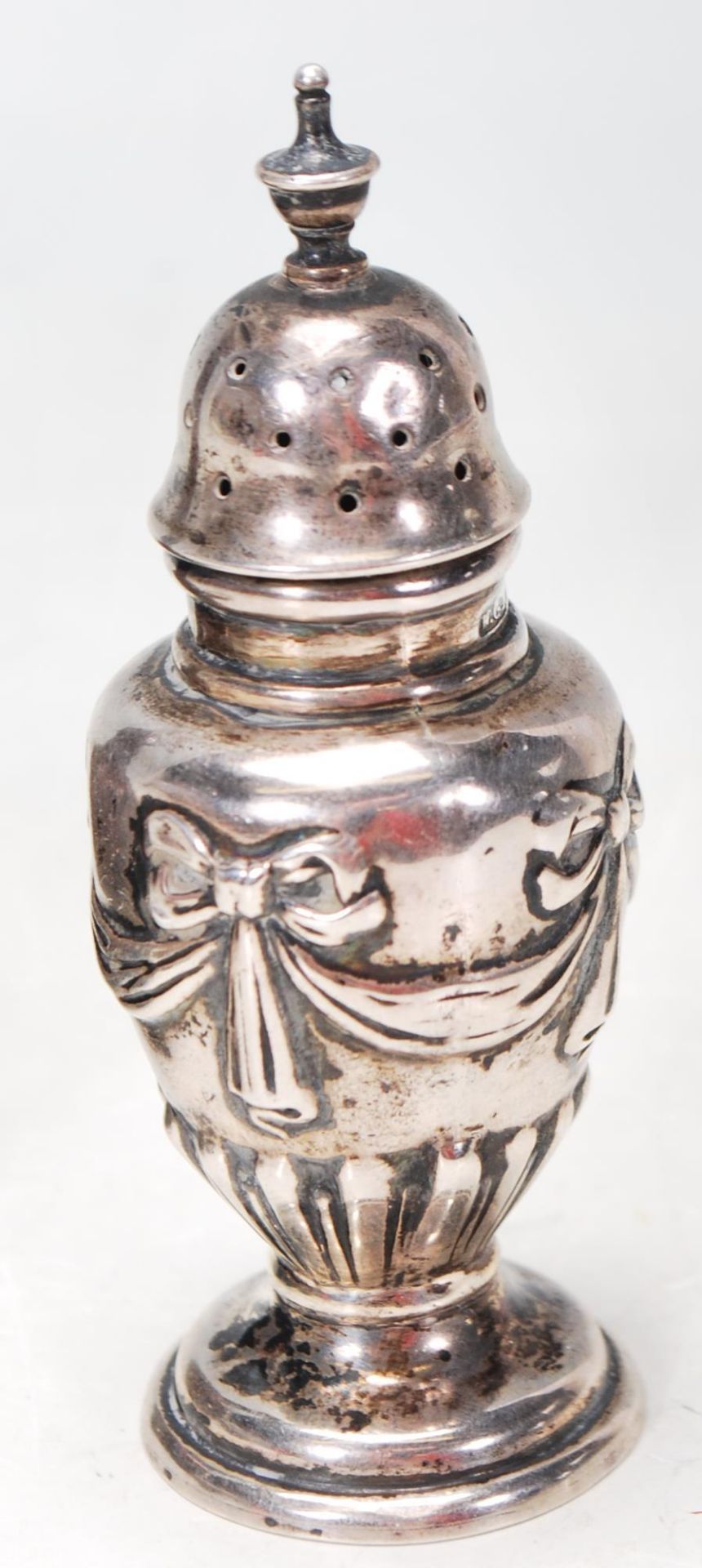 VICTORIAN 1901 SILVER AND CUT GLASS PERFUME BOTTLES TOGETHER WITH A SILVER SHAKER - Image 2 of 7