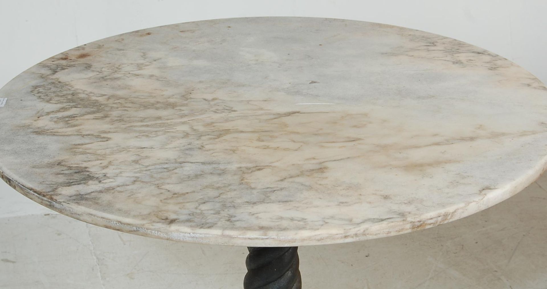 ANTIQUE 20TH CENTURY CAST IRON AND MARBLE GARDEN TABLE - Image 2 of 4
