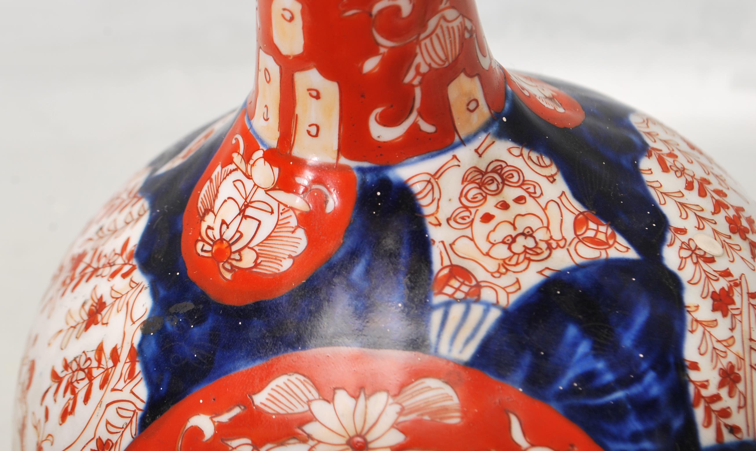 19TH CENTURY CHINESE IMARI PATTERN STEM VASE - Image 5 of 8