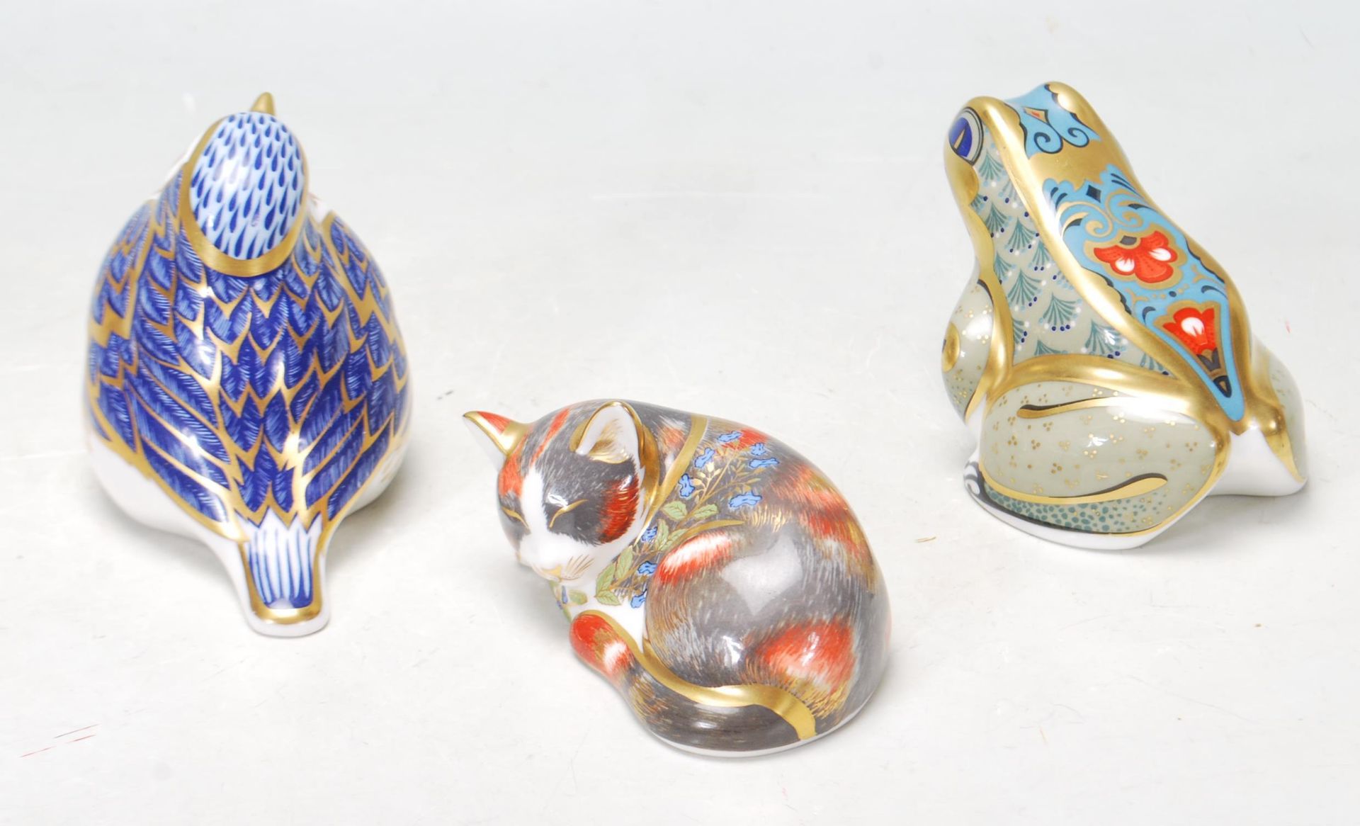 THREE ROYAL CROWN DERBY PAPERWEIGHT - CAT - FROG - BIRD - Image 4 of 7