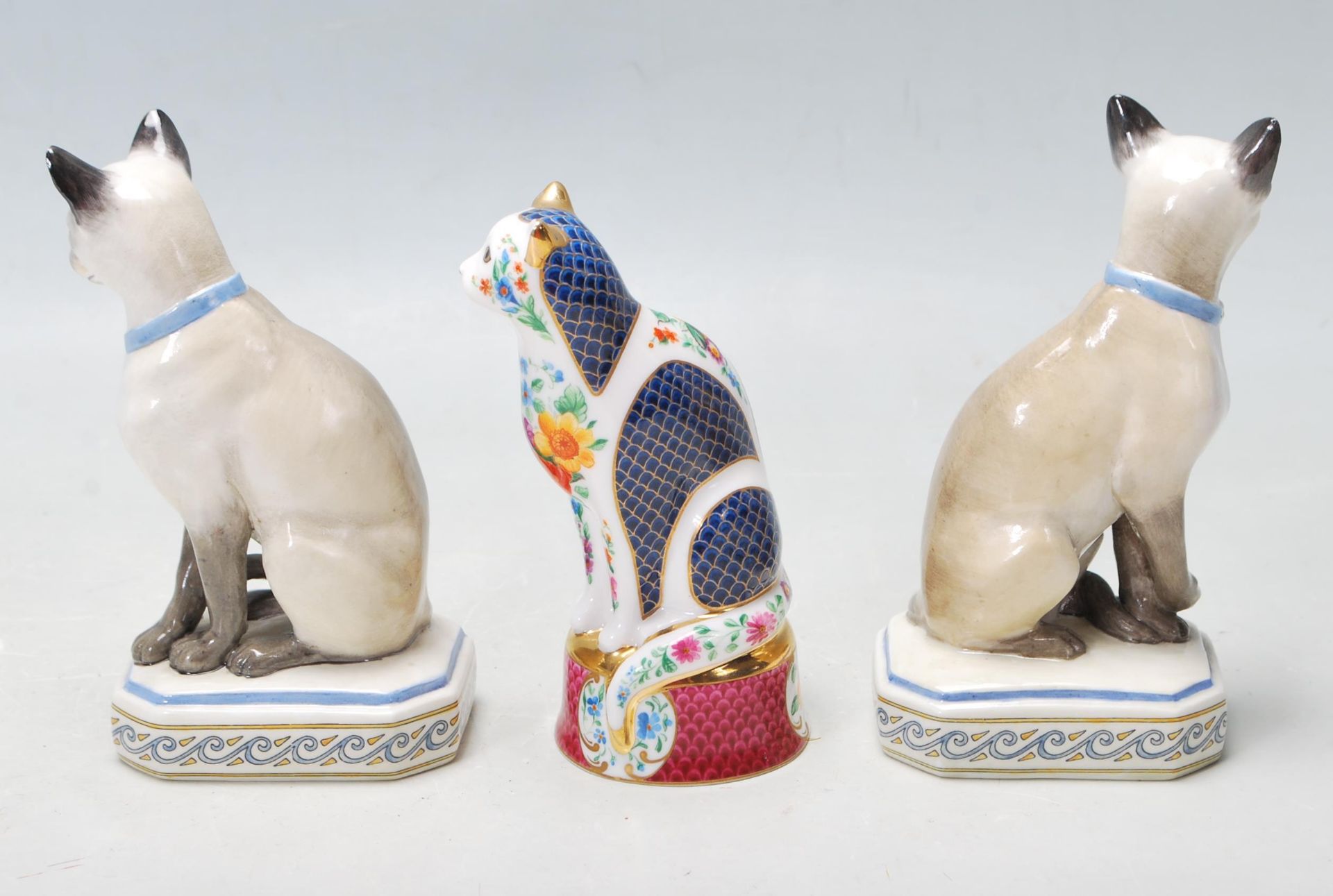 THREE CAT FIGURINES BY ROYAL WORCESTER AND HALCYON DAYS TO INCLUDE THE SIAMESE CAT AND GILES CAT. - Image 3 of 8