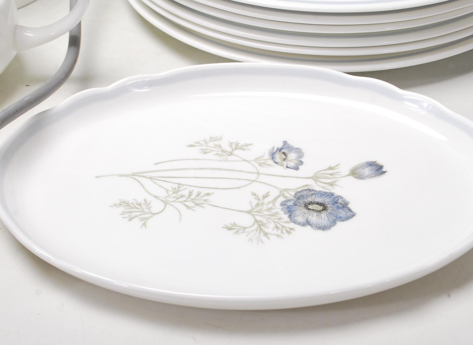 LARGE DINNER SERVICE BY WEDGWOOD - SUSIE COOPER DESIGN - Image 3 of 19