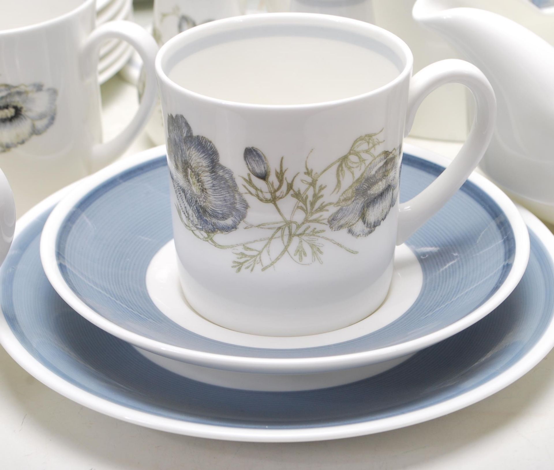 LARGE DINNER SERVICE BY WEDGWOOD - SUSIE COOPER DESIGN - Image 8 of 19