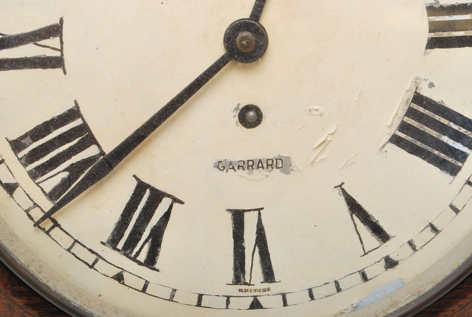 ANTIQUE EARLY 20TH CENTURY OAK FRAMED GARRARD STATION WALL CLOCK - Bild 2 aus 7