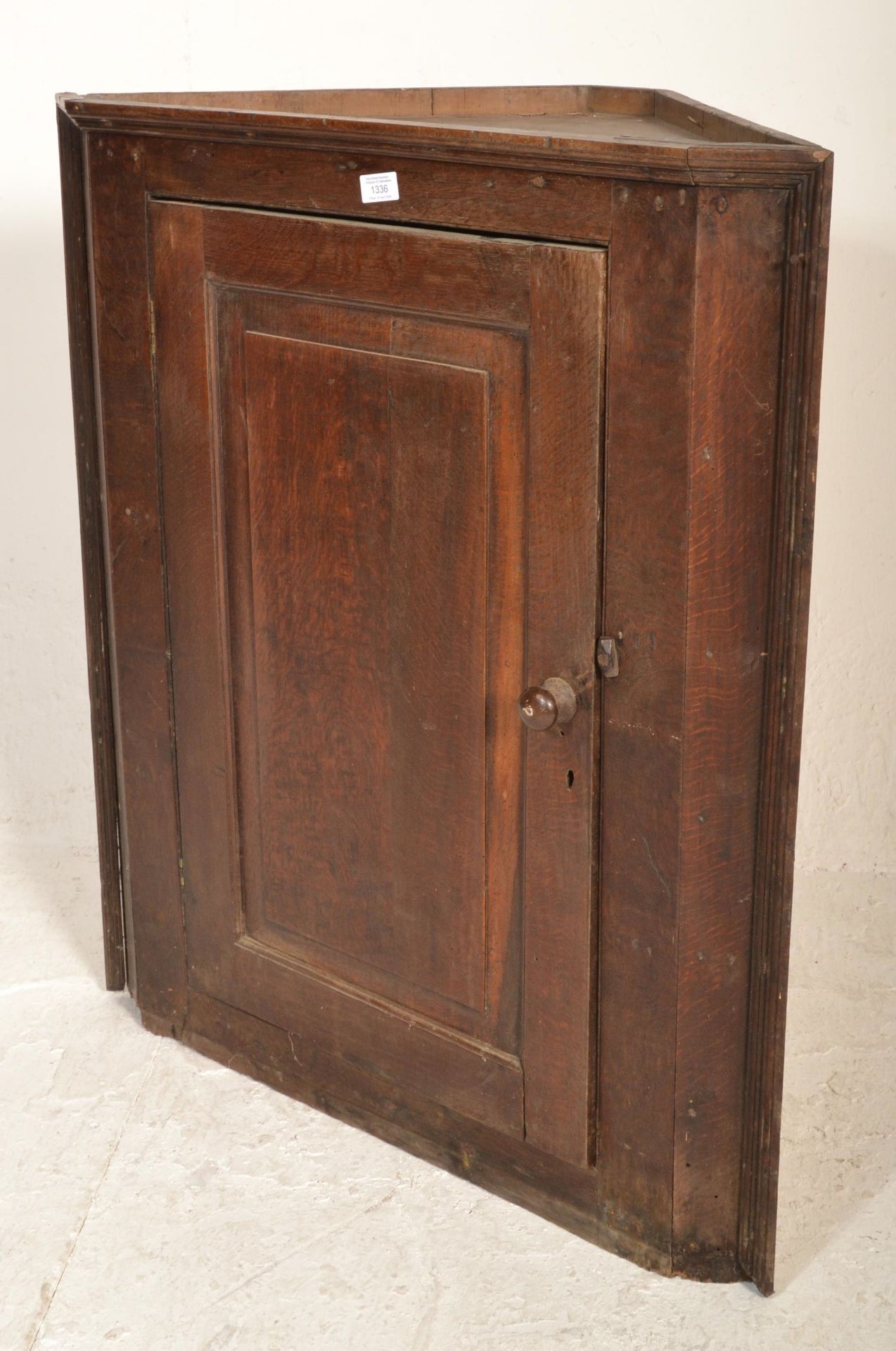 A George III 19th century country oak hanging corner cabinet - Image 5 of 6