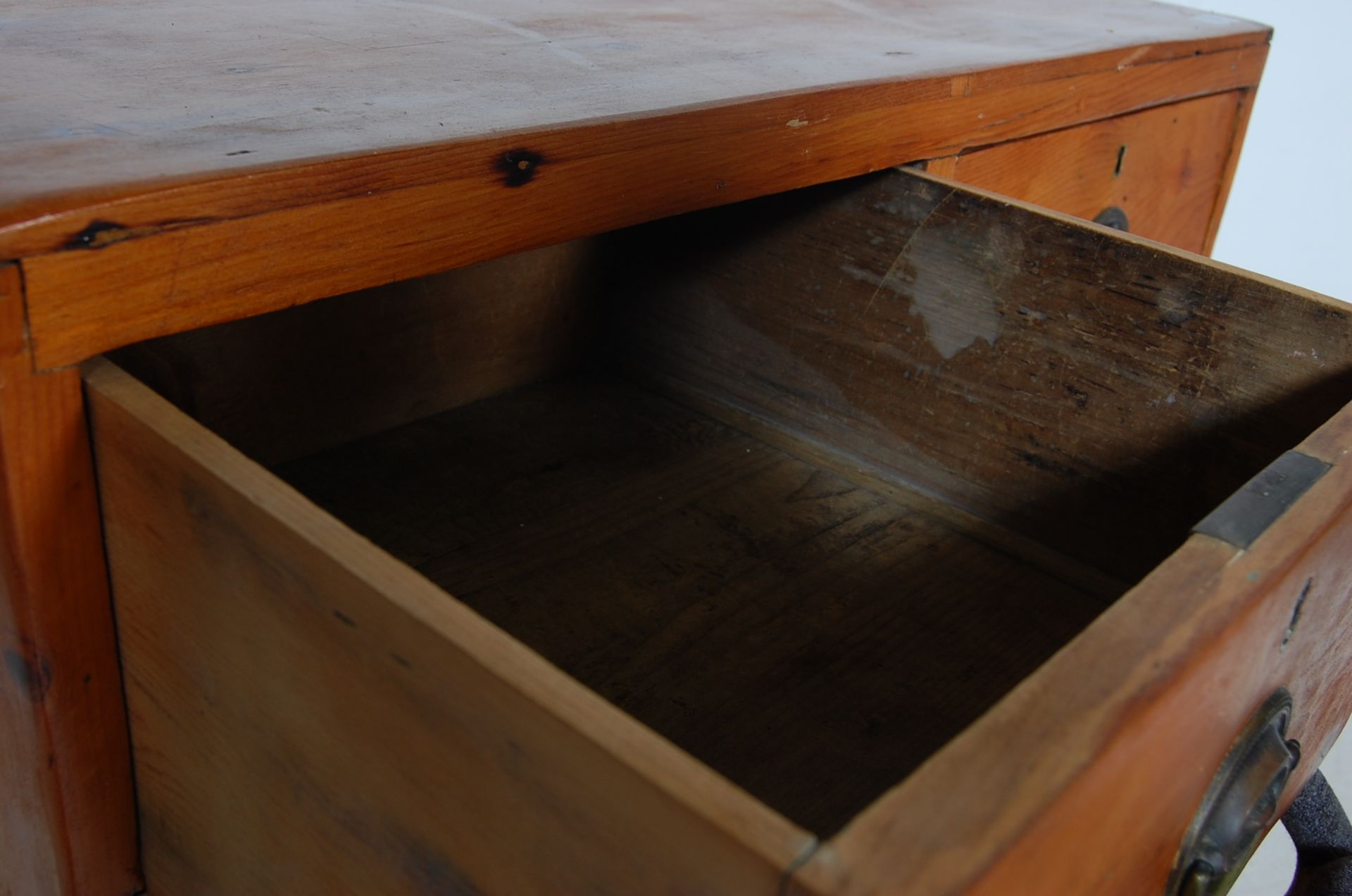 VICTORIAN 19TH CENTURY COTTAGE CHEST OF DRAWERS - Image 3 of 5