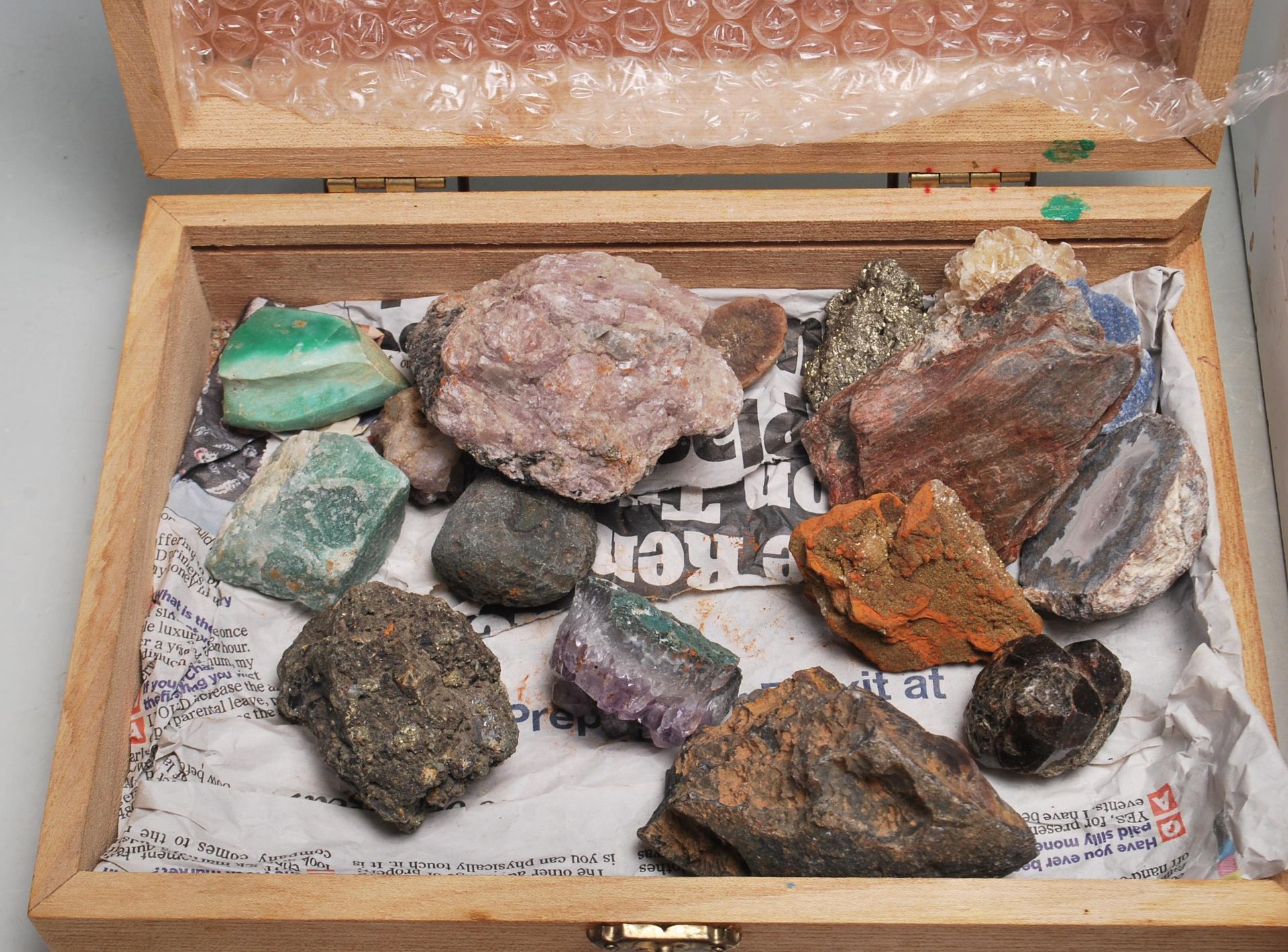 LARGE QUANTITY OF VINTAGE MINERAL CRYSTALS - Image 2 of 11