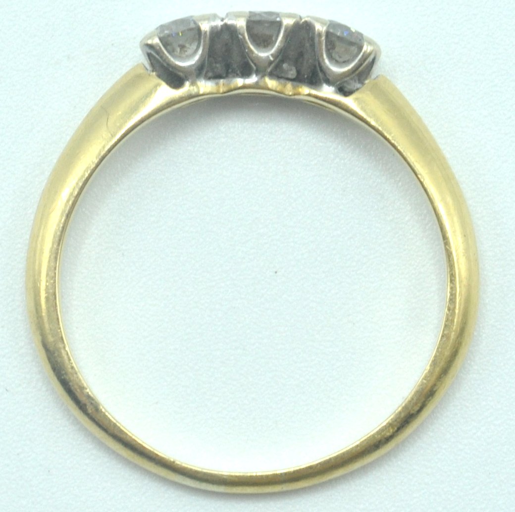 CONTEMPORARY 18CT GOLD AND DIAMOND THREE STONE RING - Image 6 of 6