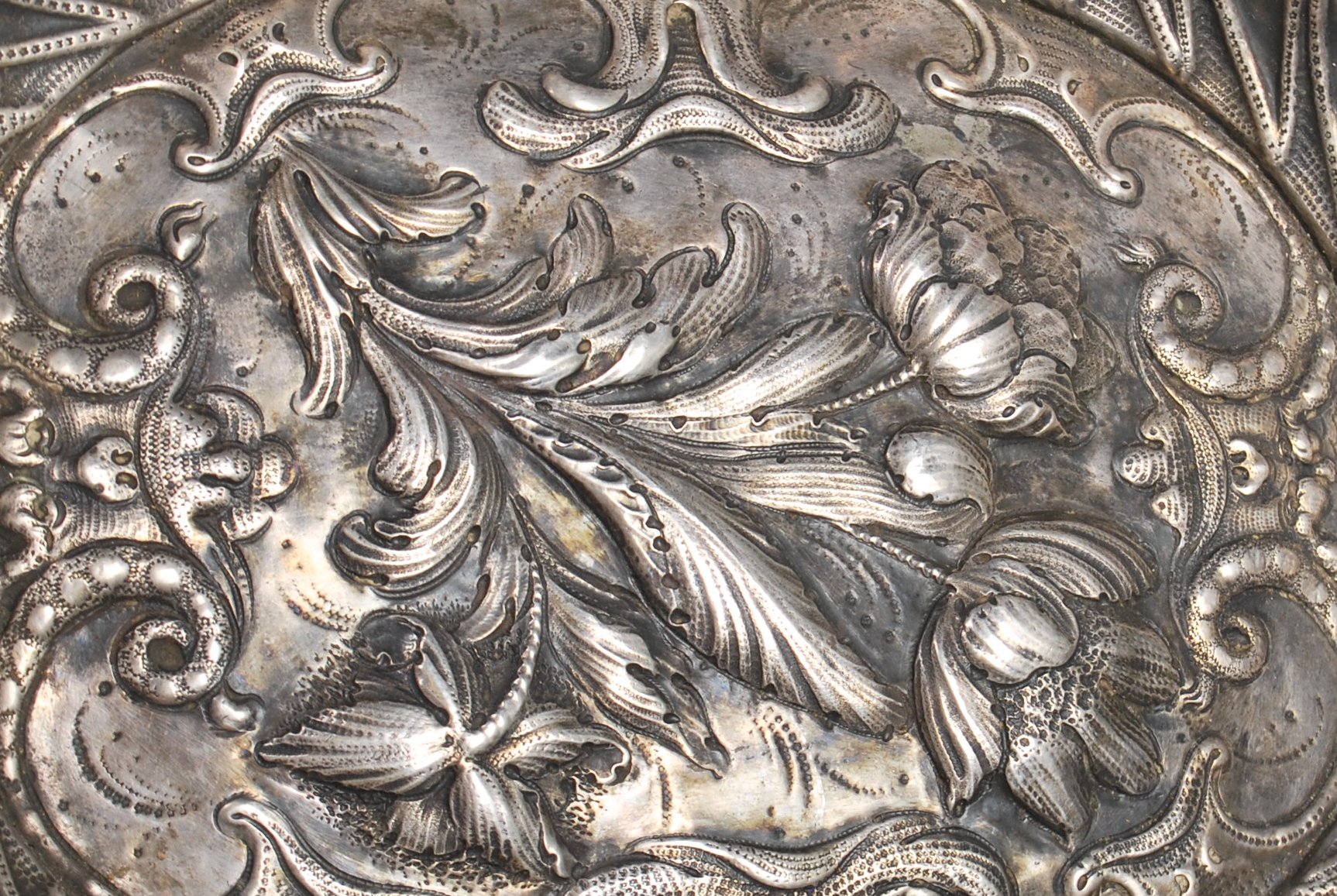ANTIQUE SILVER TWIN HANDLED FLORAL DISH - Image 2 of 6