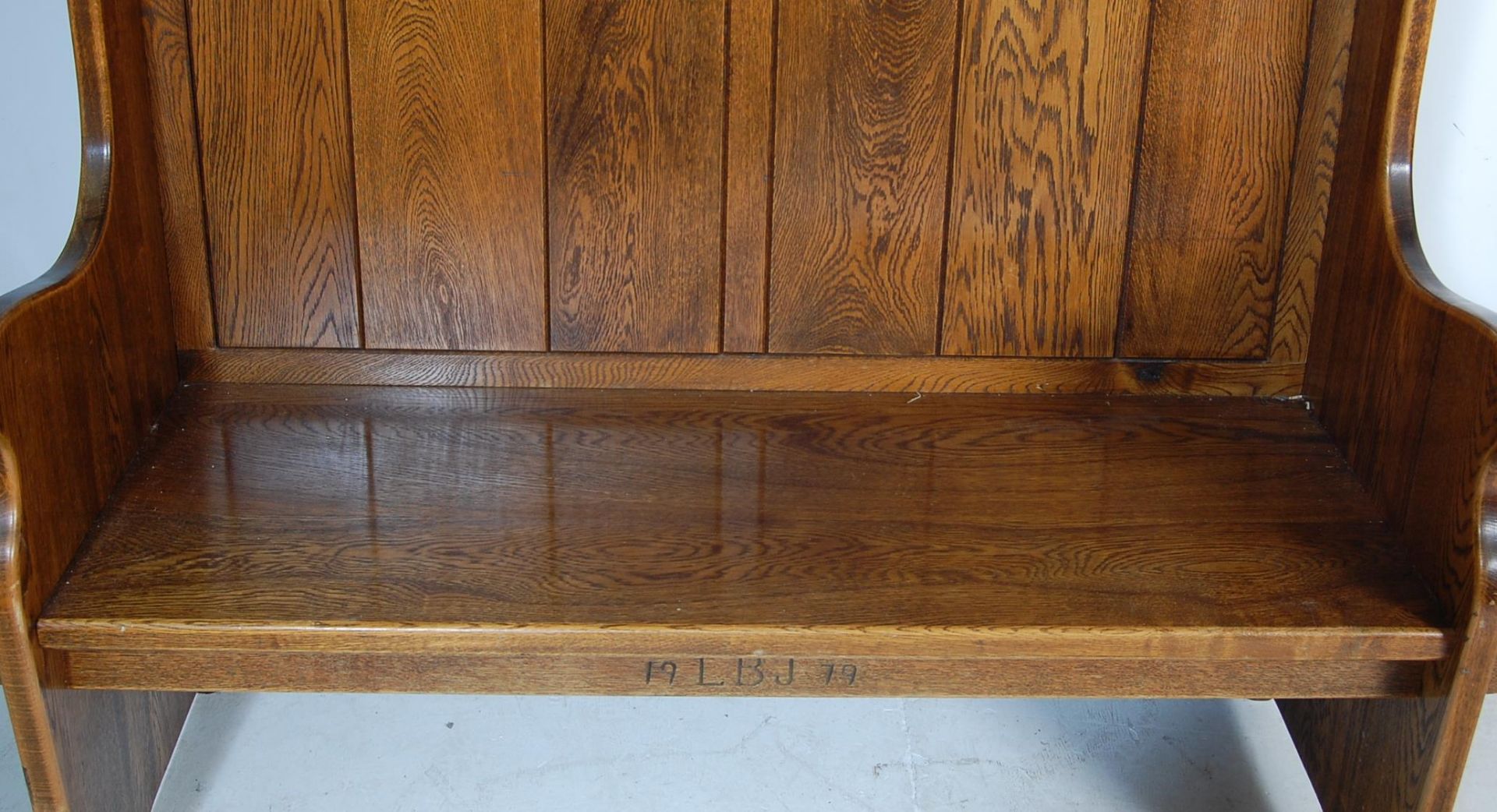 LARGE 20TH CENTURY OAK HALL SETTLE BENCH PEW SEAT - Image 2 of 6