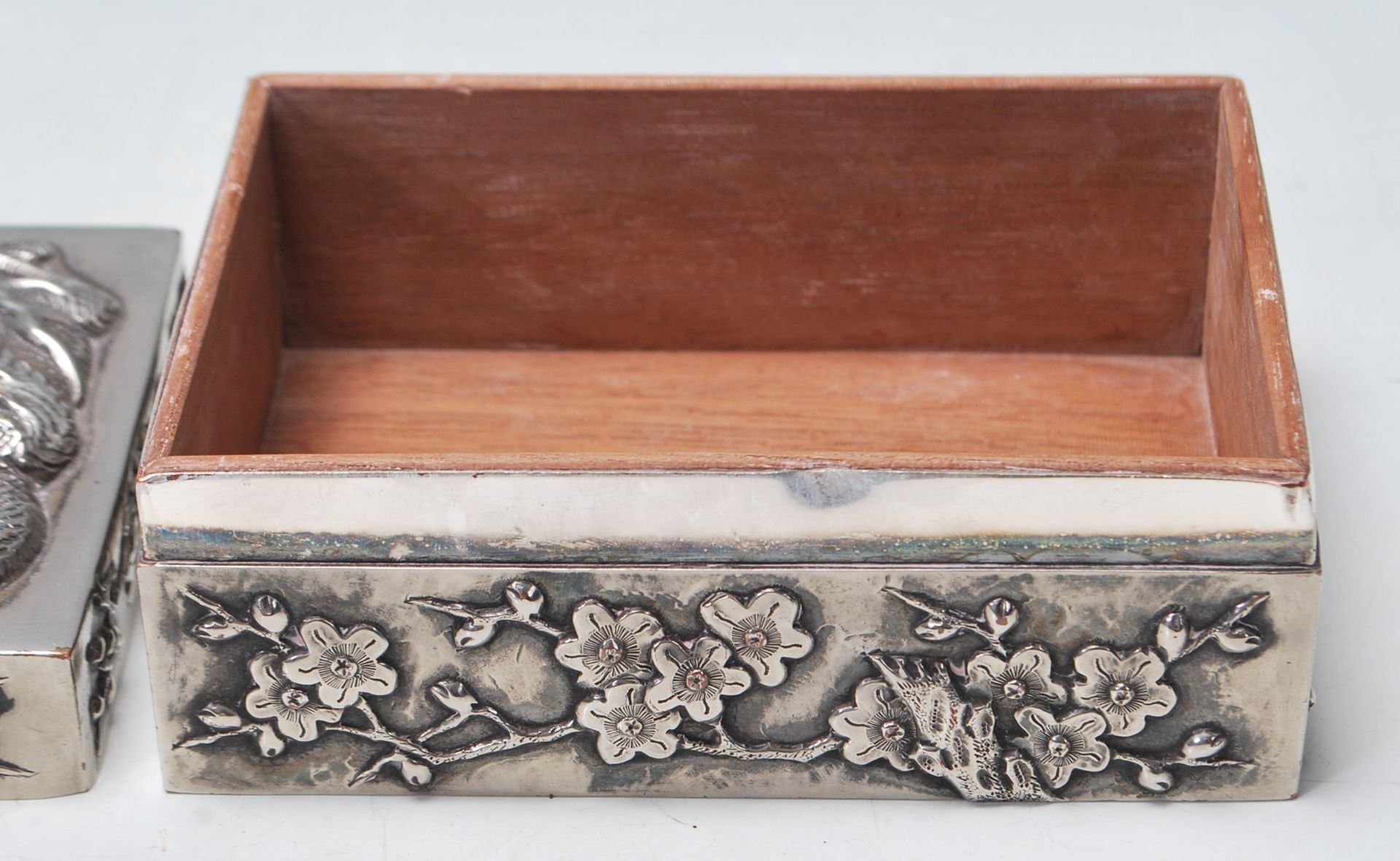 ANTIQUE CHINESE ORIENTAL WHITE METAL BOX / CIGARETTE BOX - Image 5 of 5