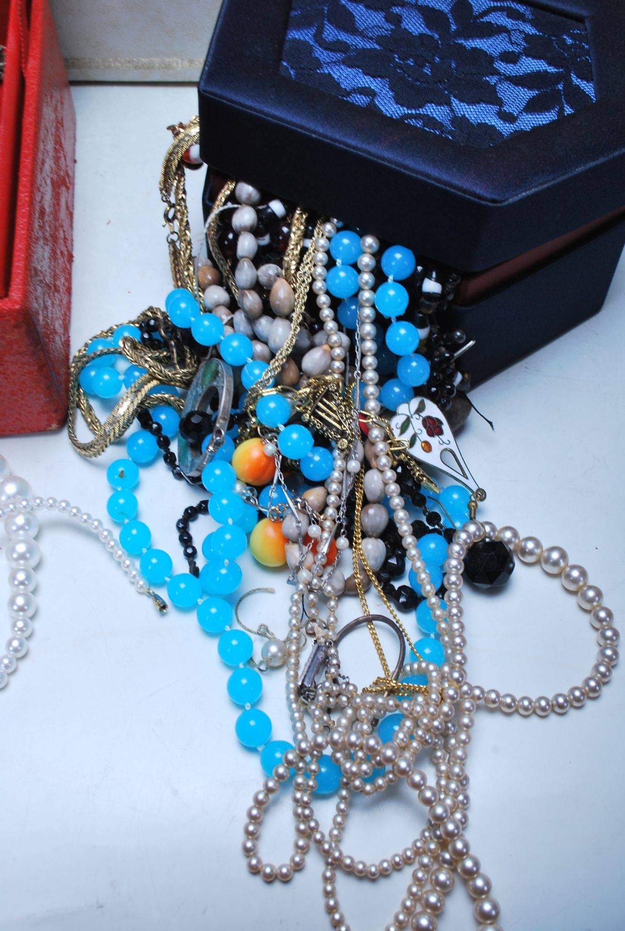 LARGE QUANTITY OF VINTAGE RETRO COSTUME JEWELLERY - Image 5 of 11