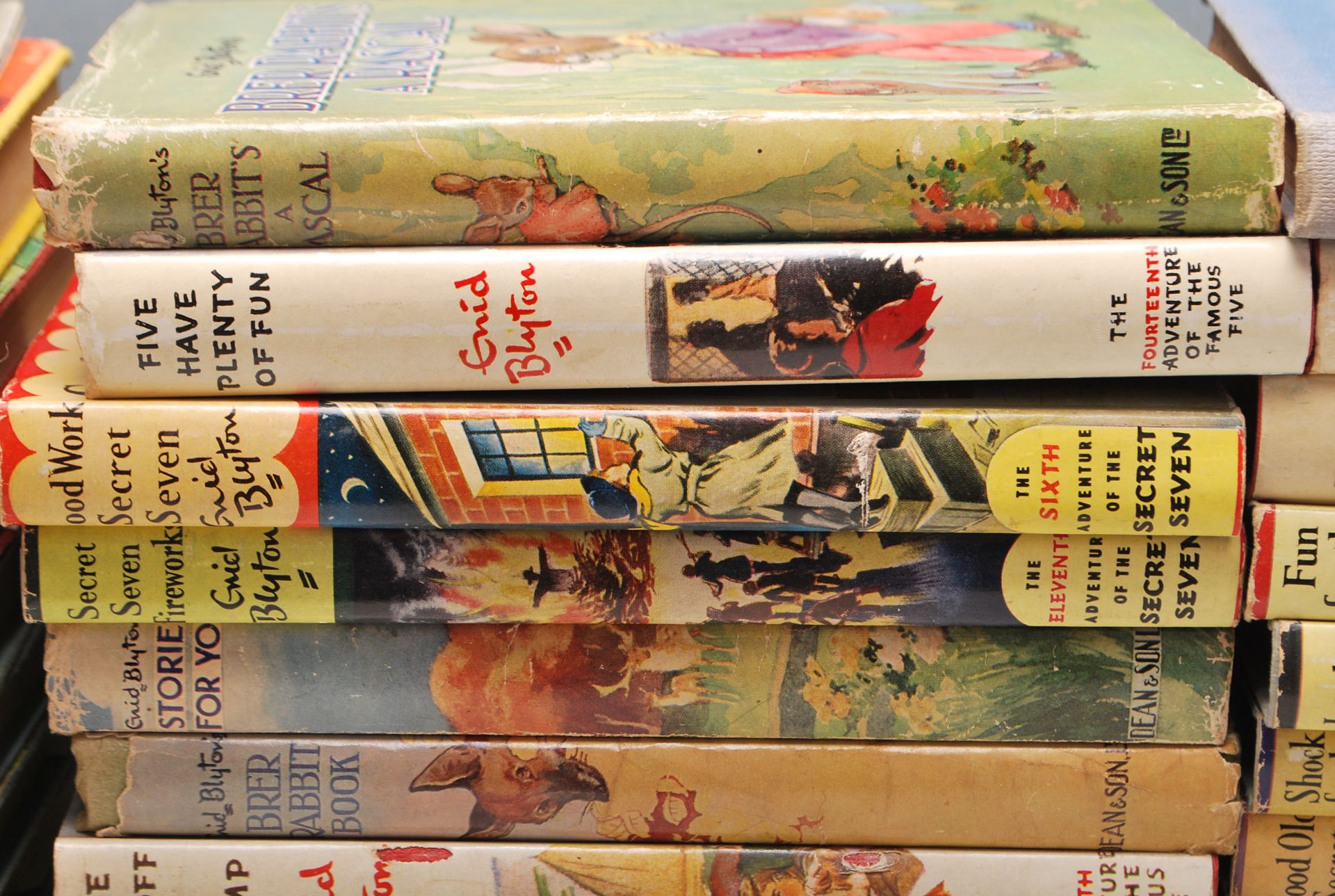 COLLECTION OF ENID BLYTON BOOKS & OTHERS - Image 4 of 8