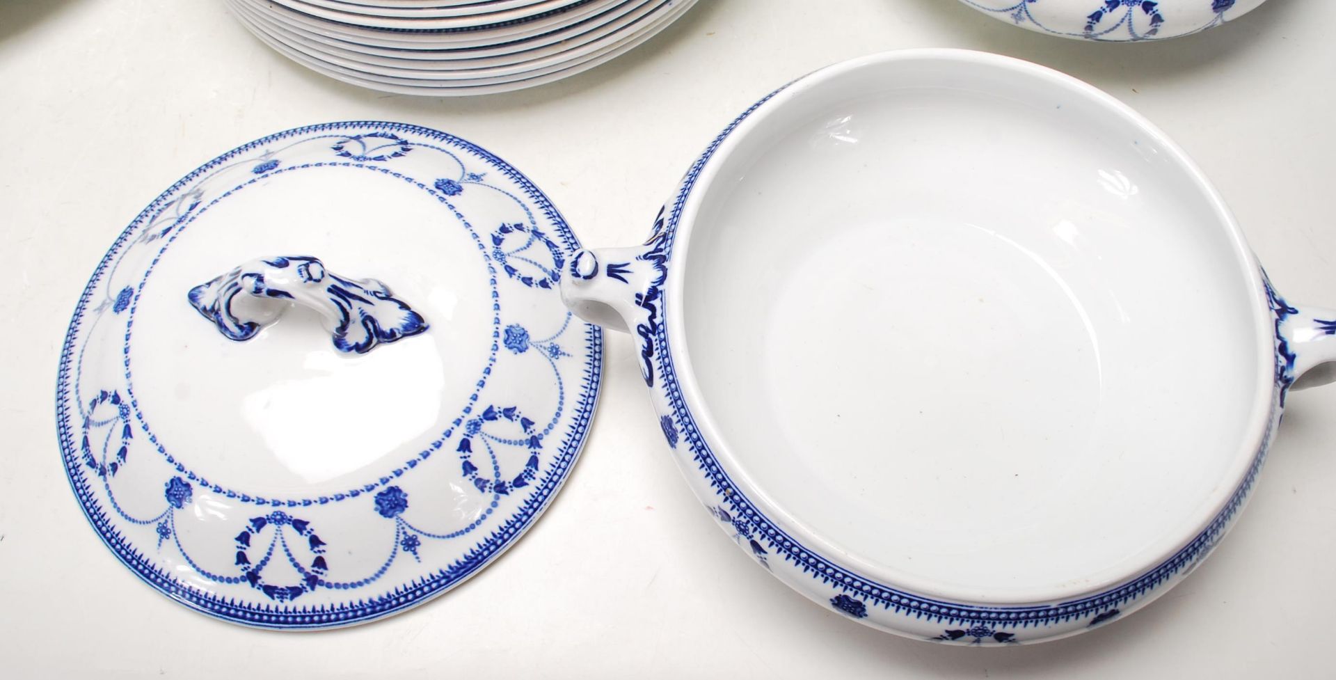 20TH CENTURY BLUE AND WHITE CRESCENT WARE DINING SERVICE - Image 6 of 7