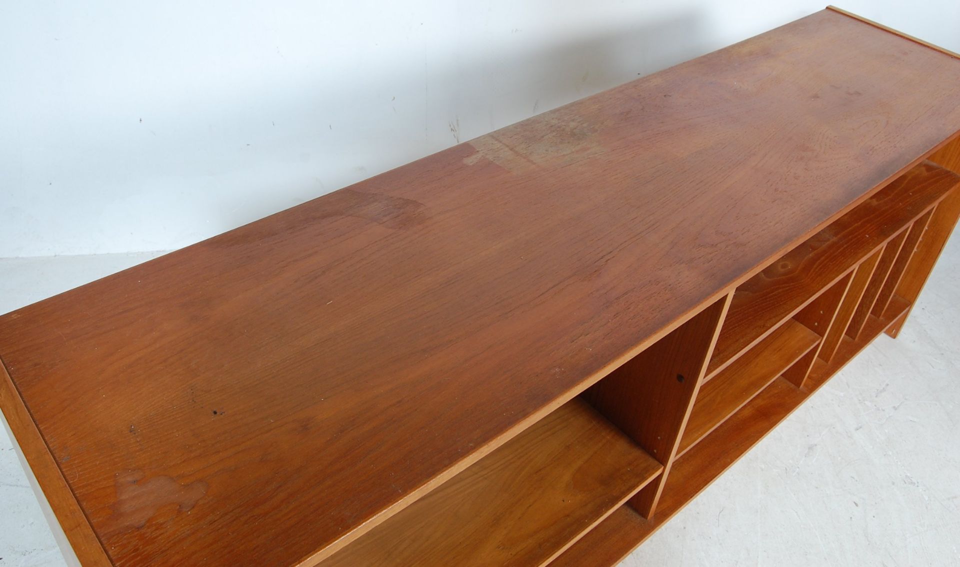 MID CENTURY TEAK WOOD STEREO HI-FI CABINET SIDEBOARD - Image 2 of 6